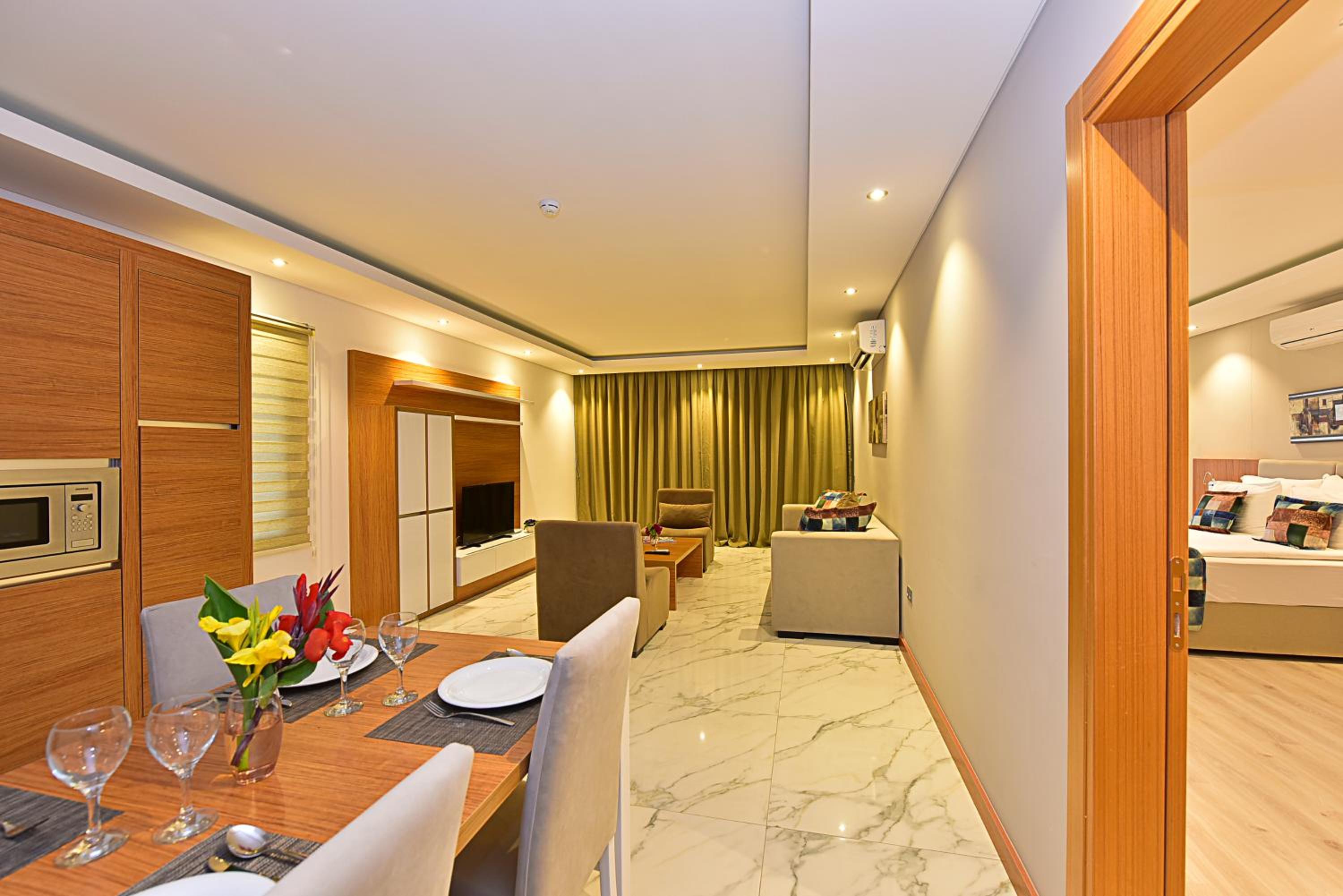 One-Bedroom Apartment with Garden or Pool View - Photo 1