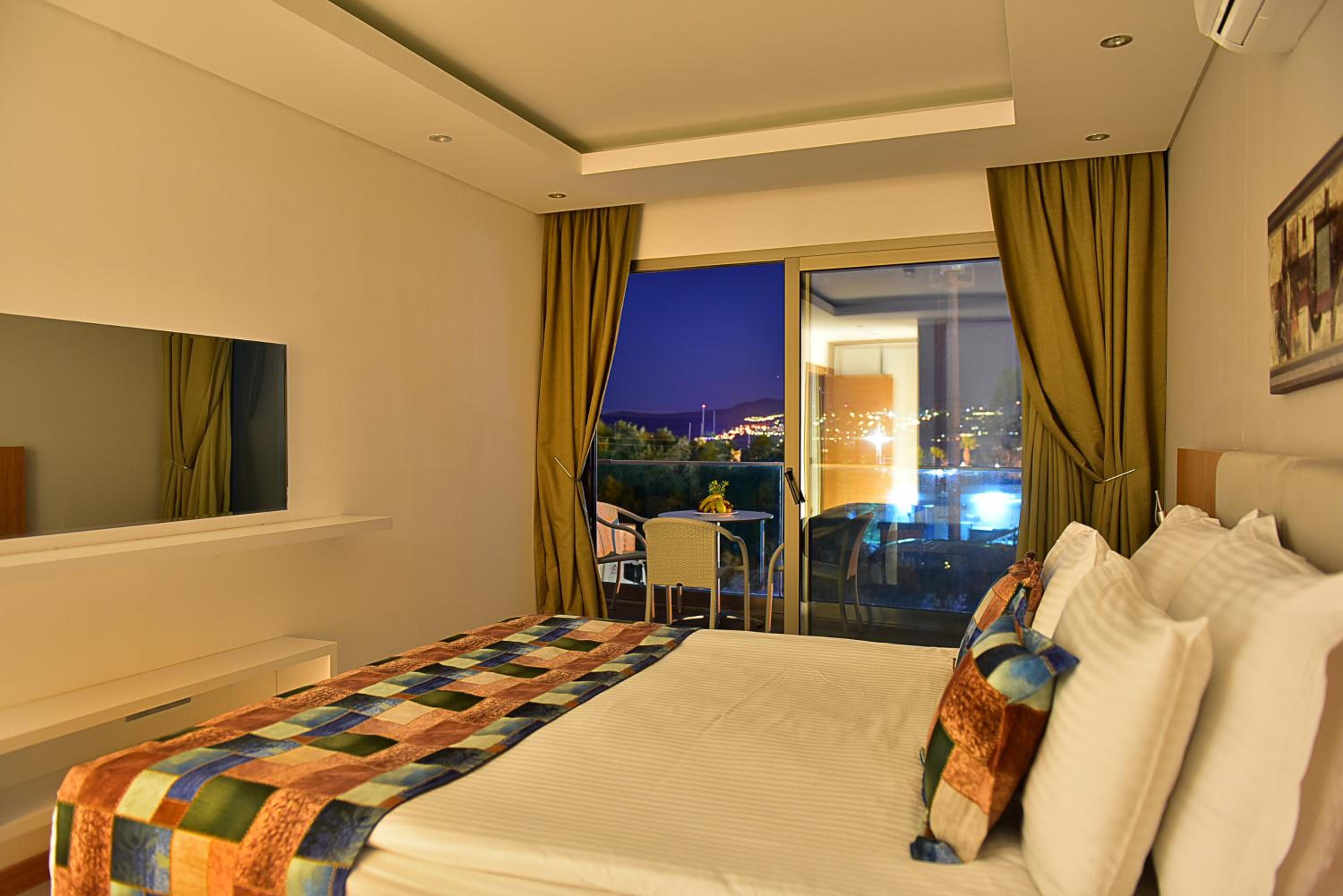 One-Bedroom Apartment with Garden or Pool View - Photo 7