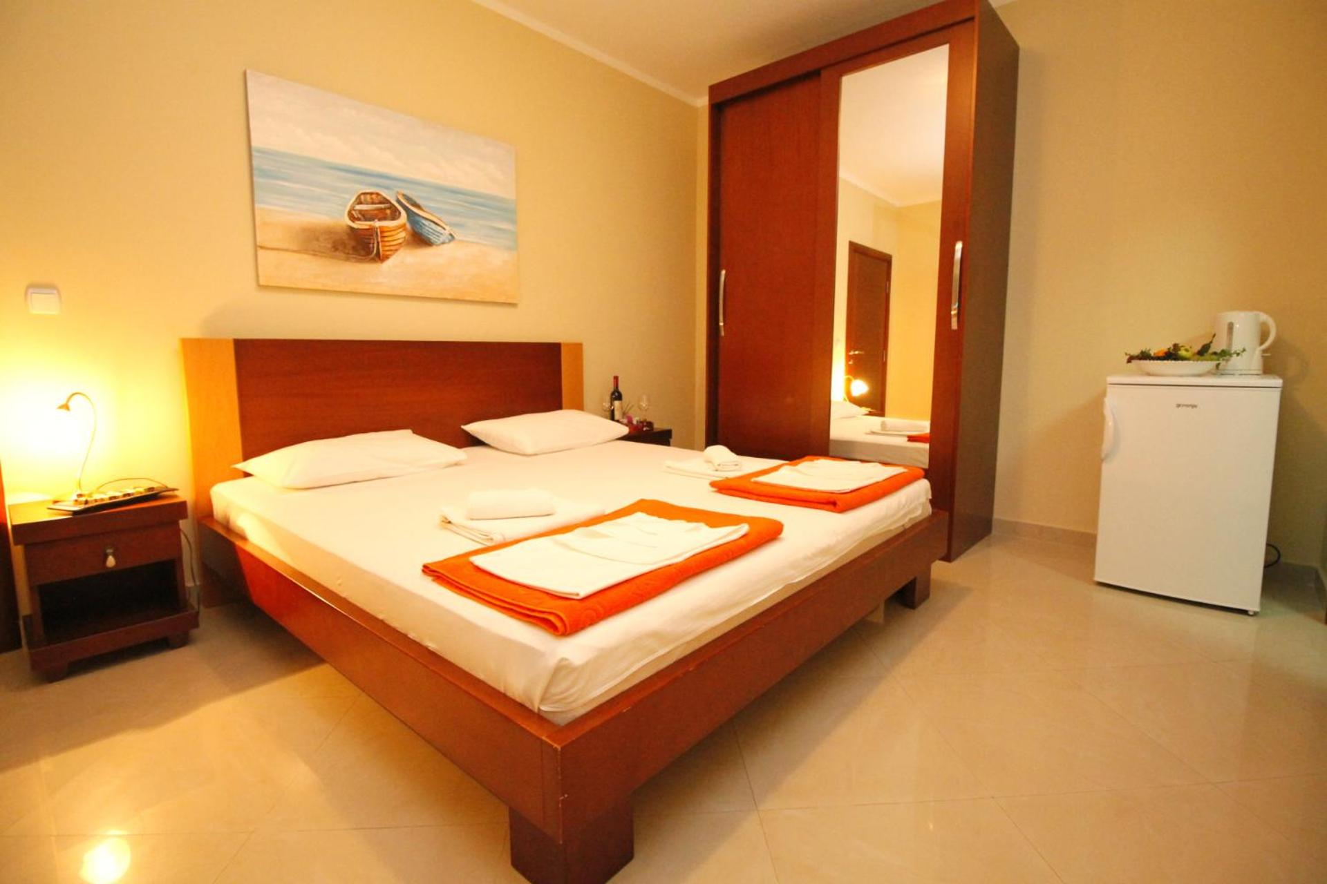 Double Room with Terrace - Ground Floor - Photo 2