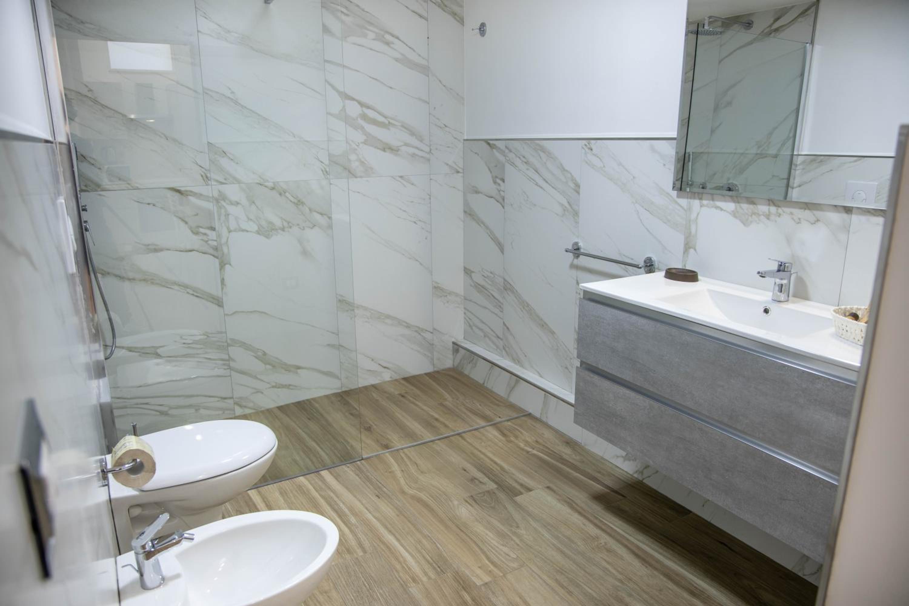 Quadruple Room with Private Bathroom - Photo 14