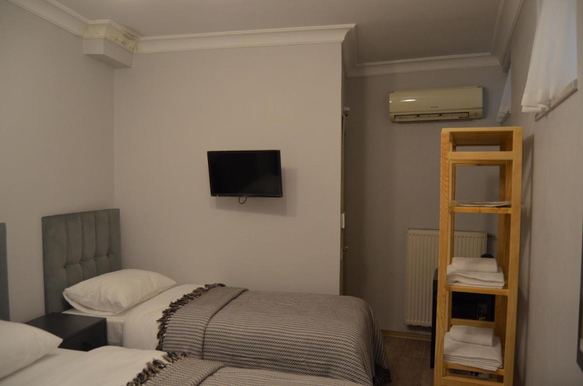 Triple Room with Private Bathroom photo 2