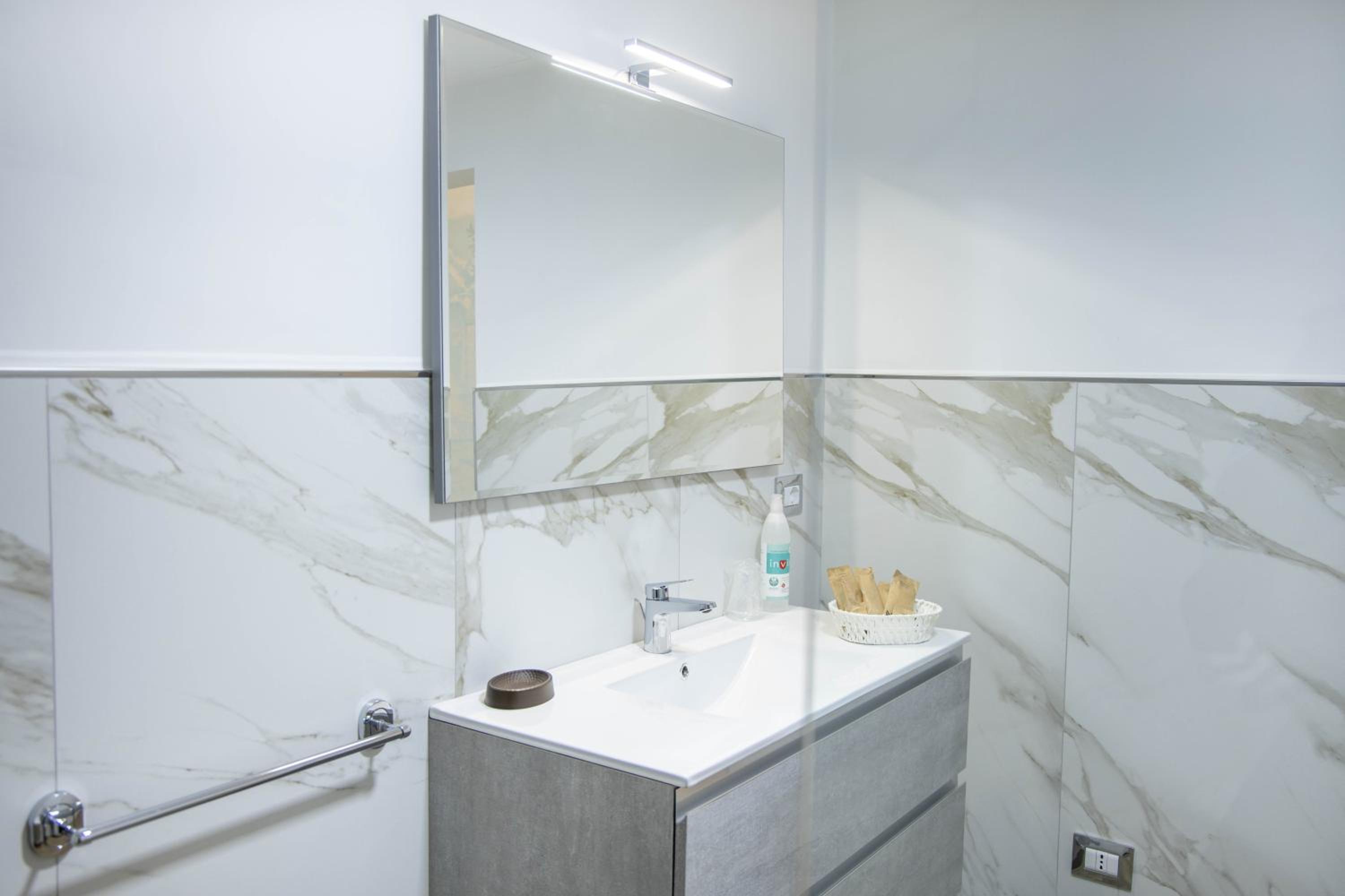 Quadruple Room with Private Bathroom - Photo 12