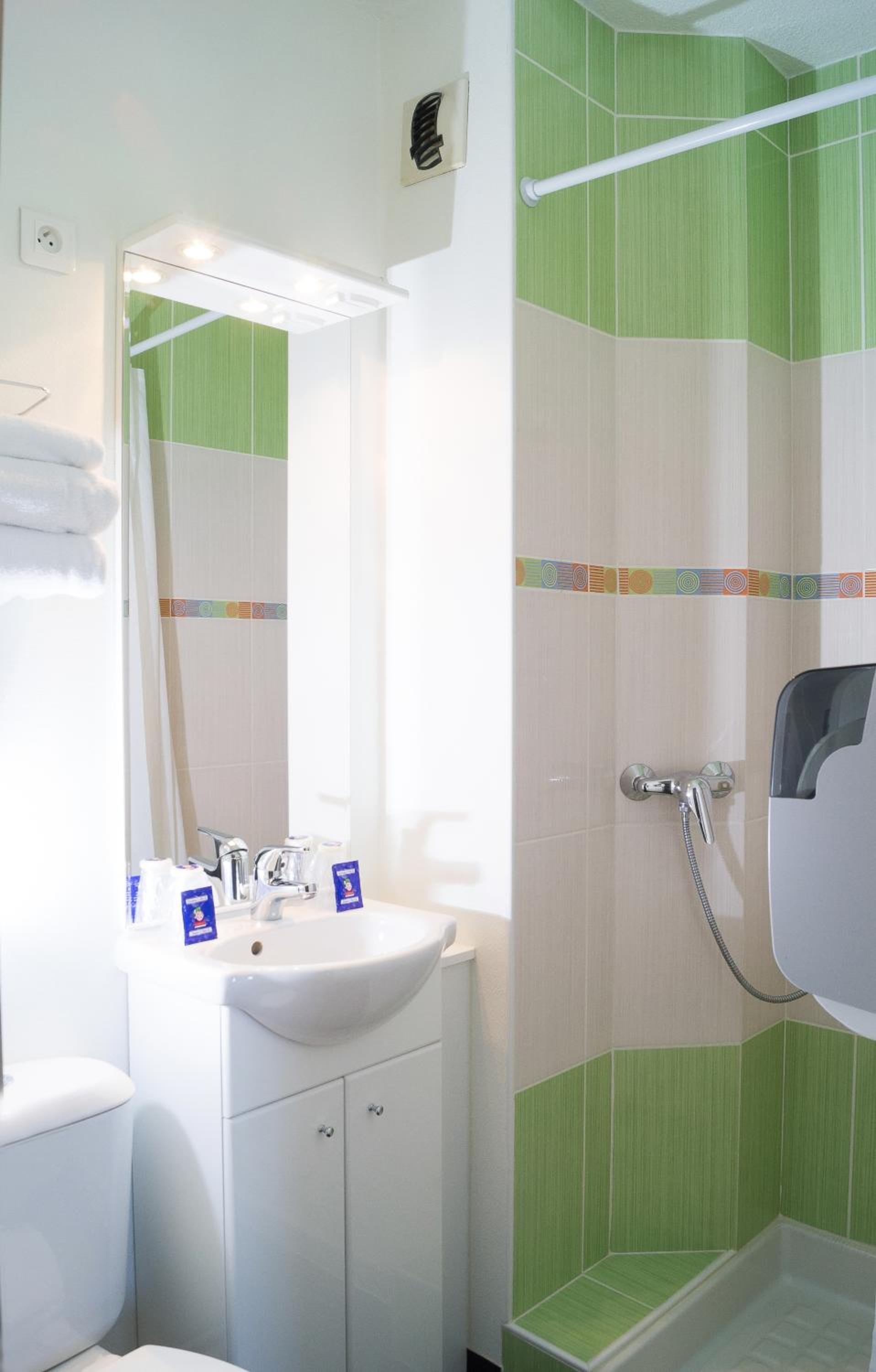 Double Room with Air-Conditioning - Photo 10