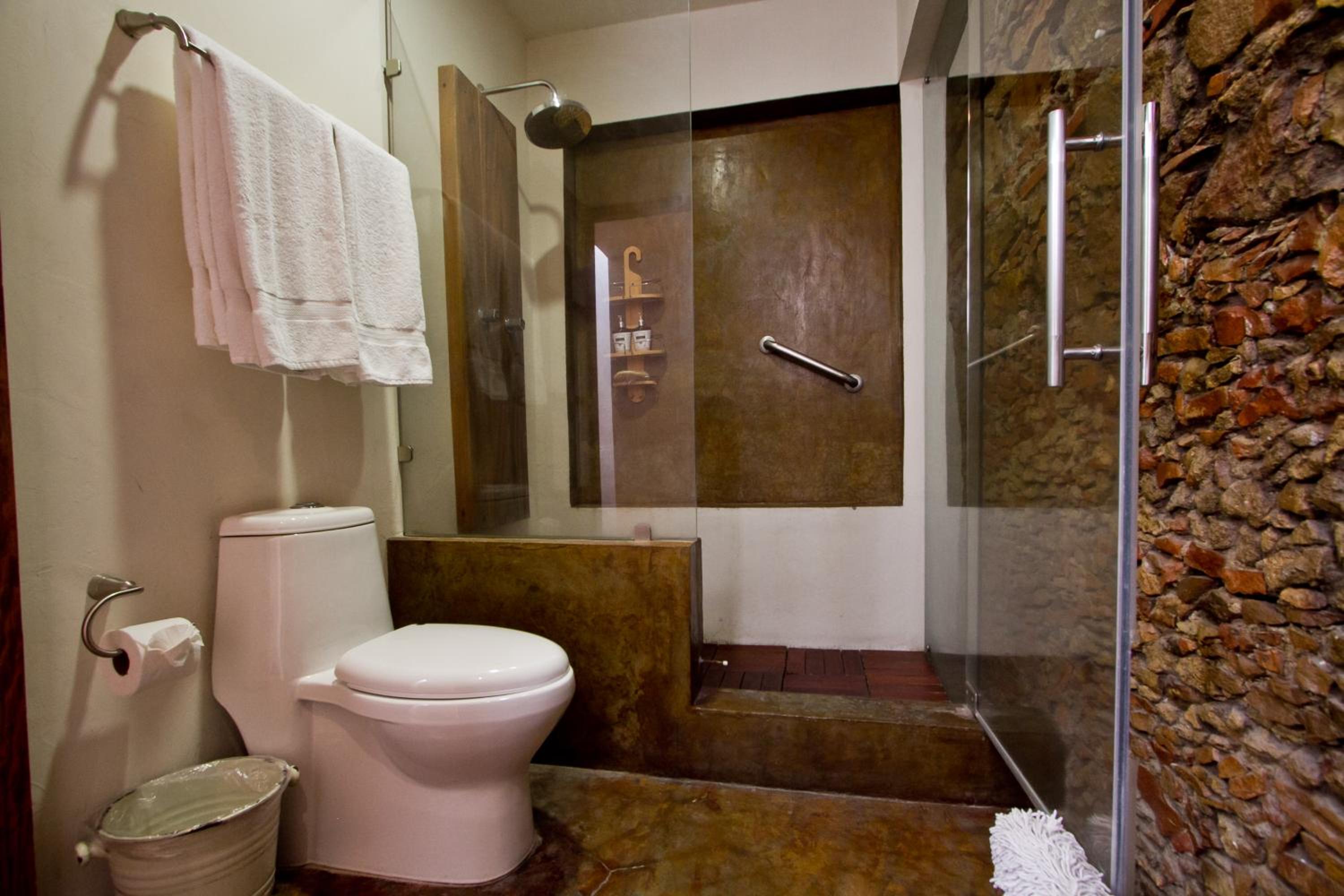 Queen Room with Two Queen Beds - Photo 9