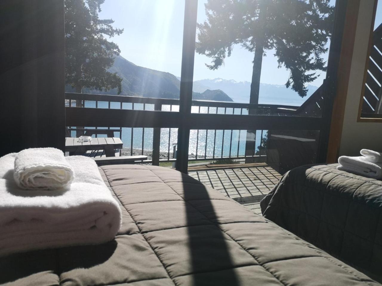 Standard Lake View Studio Hotel Room with Ensuite Bathroom - Photo 3
