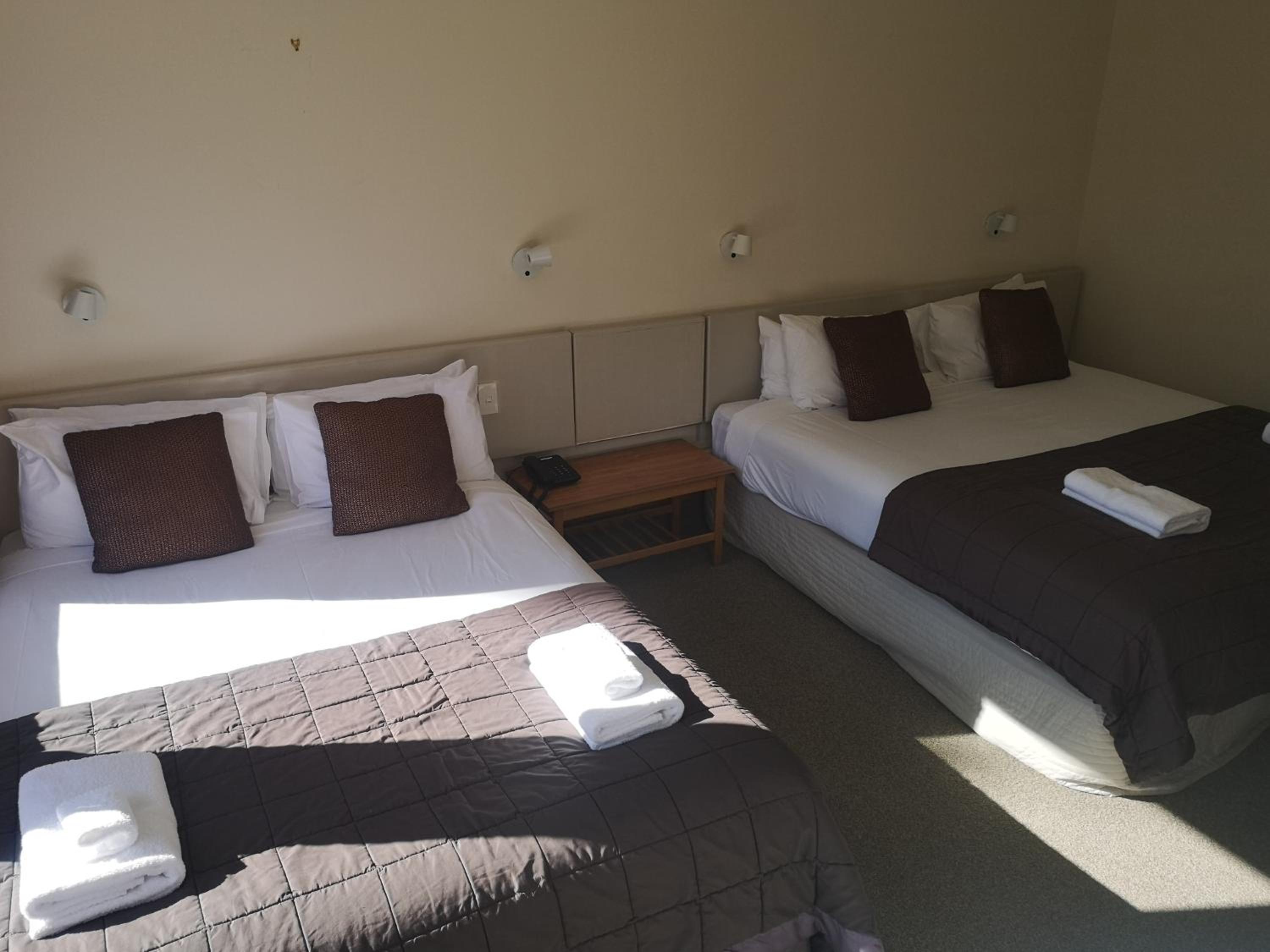 Standard Lake View Studio Hotel Room with Ensuite Bathroom - Photo 2