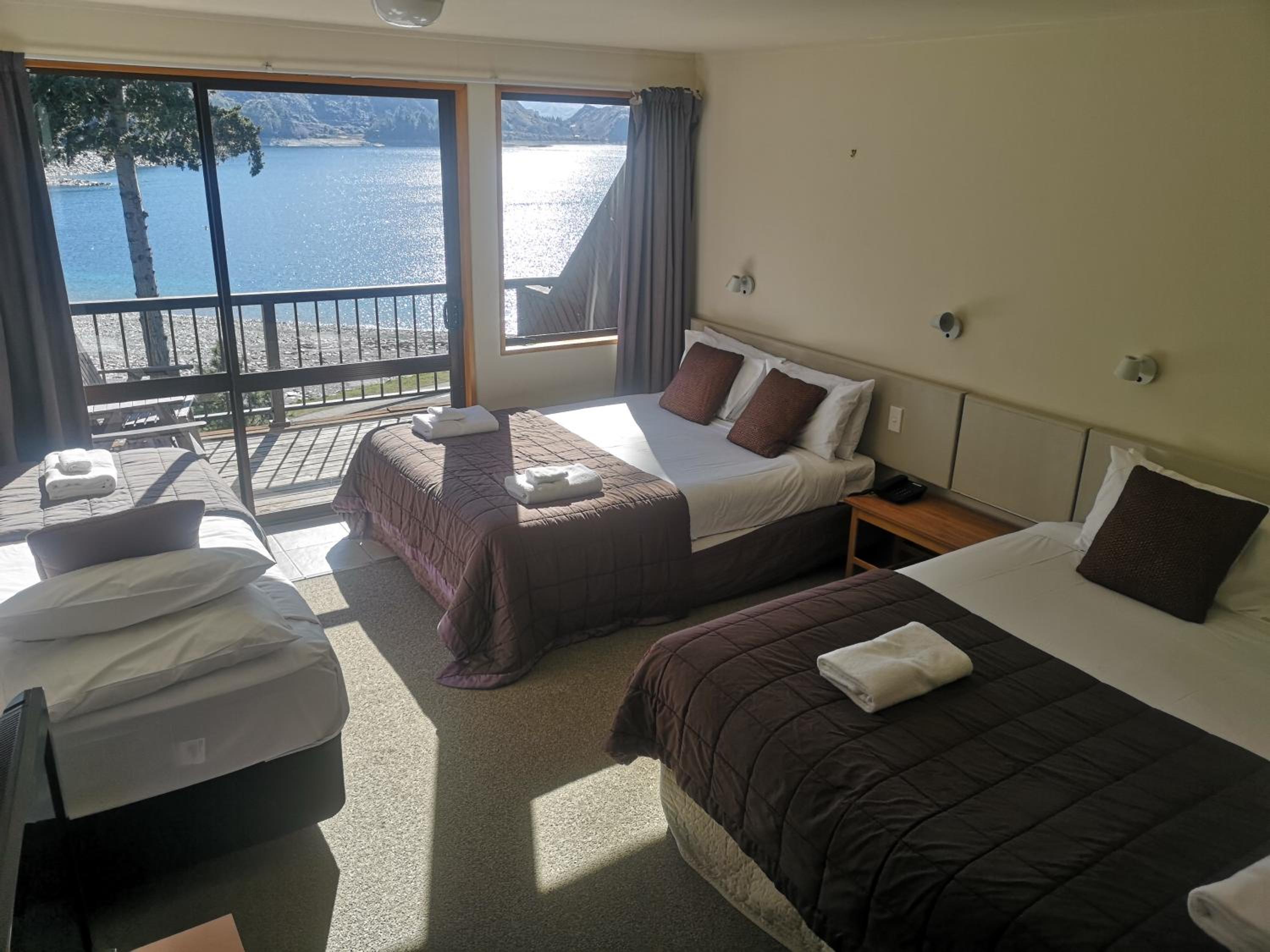 Standard Lake View Studio Hotel Room with Ensuite Bathroom - Photo 1