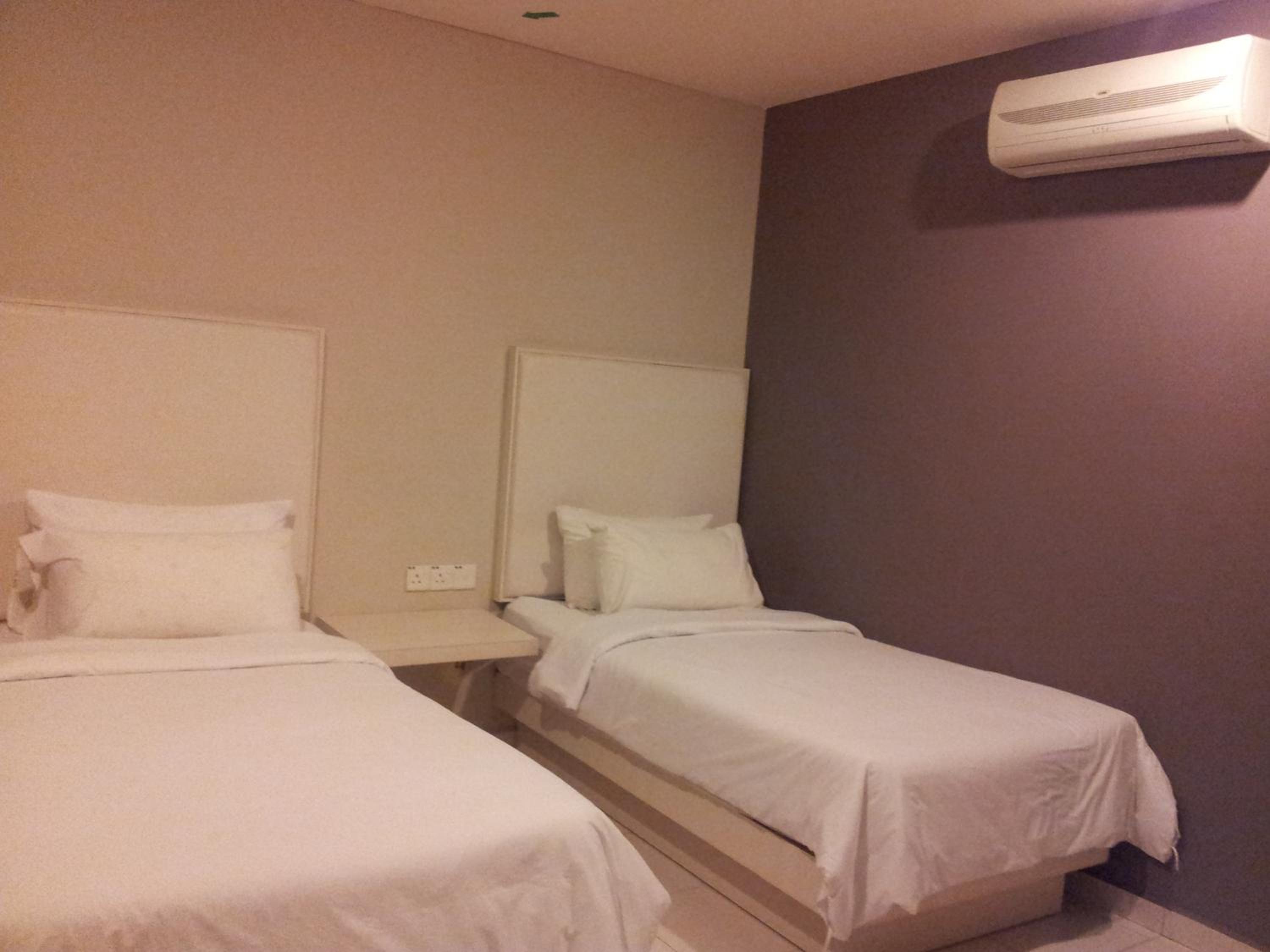 Superior Twin Room No Window photo 2