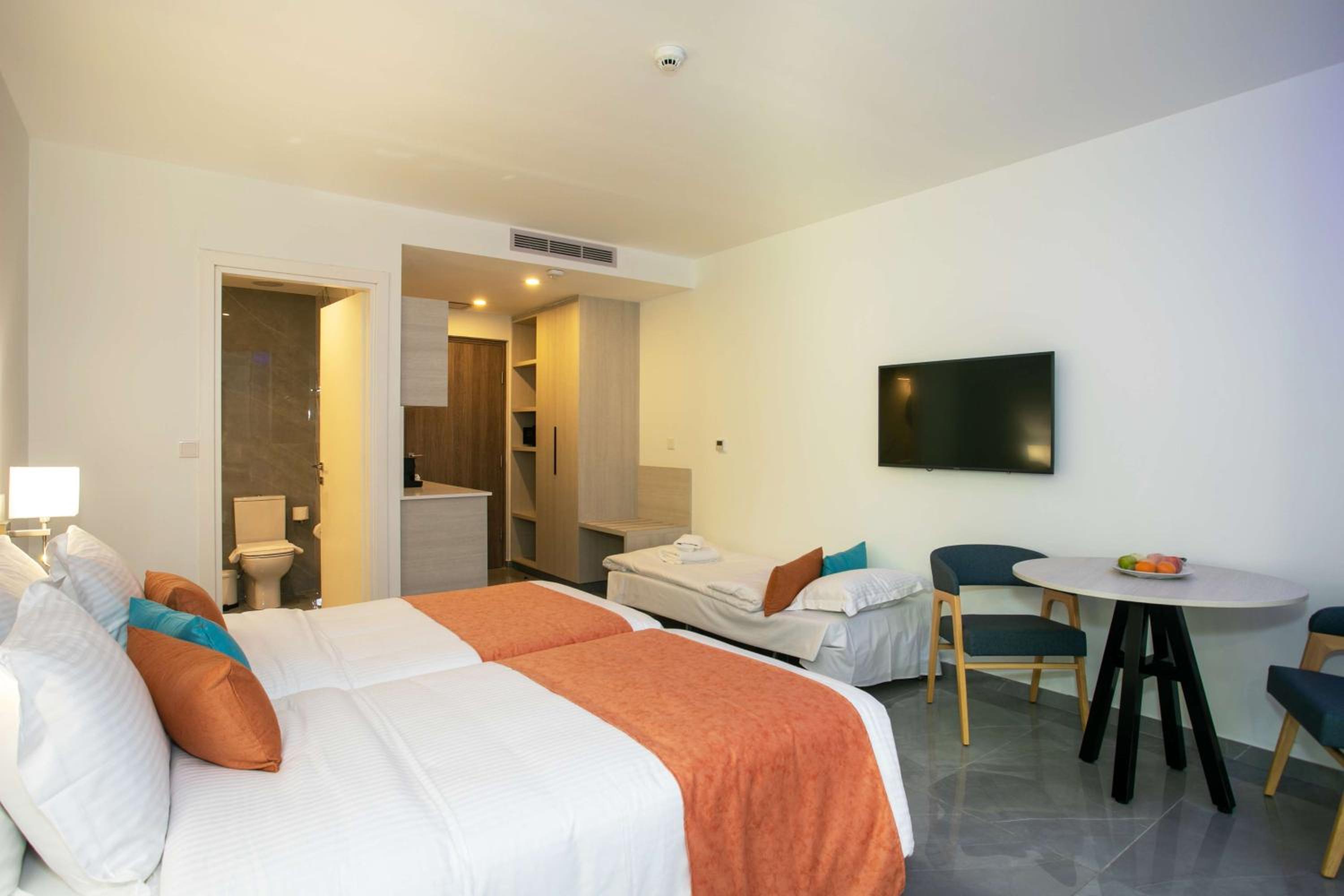 King Suite with Sofa Bed - Non-Smoking - Photo 4
