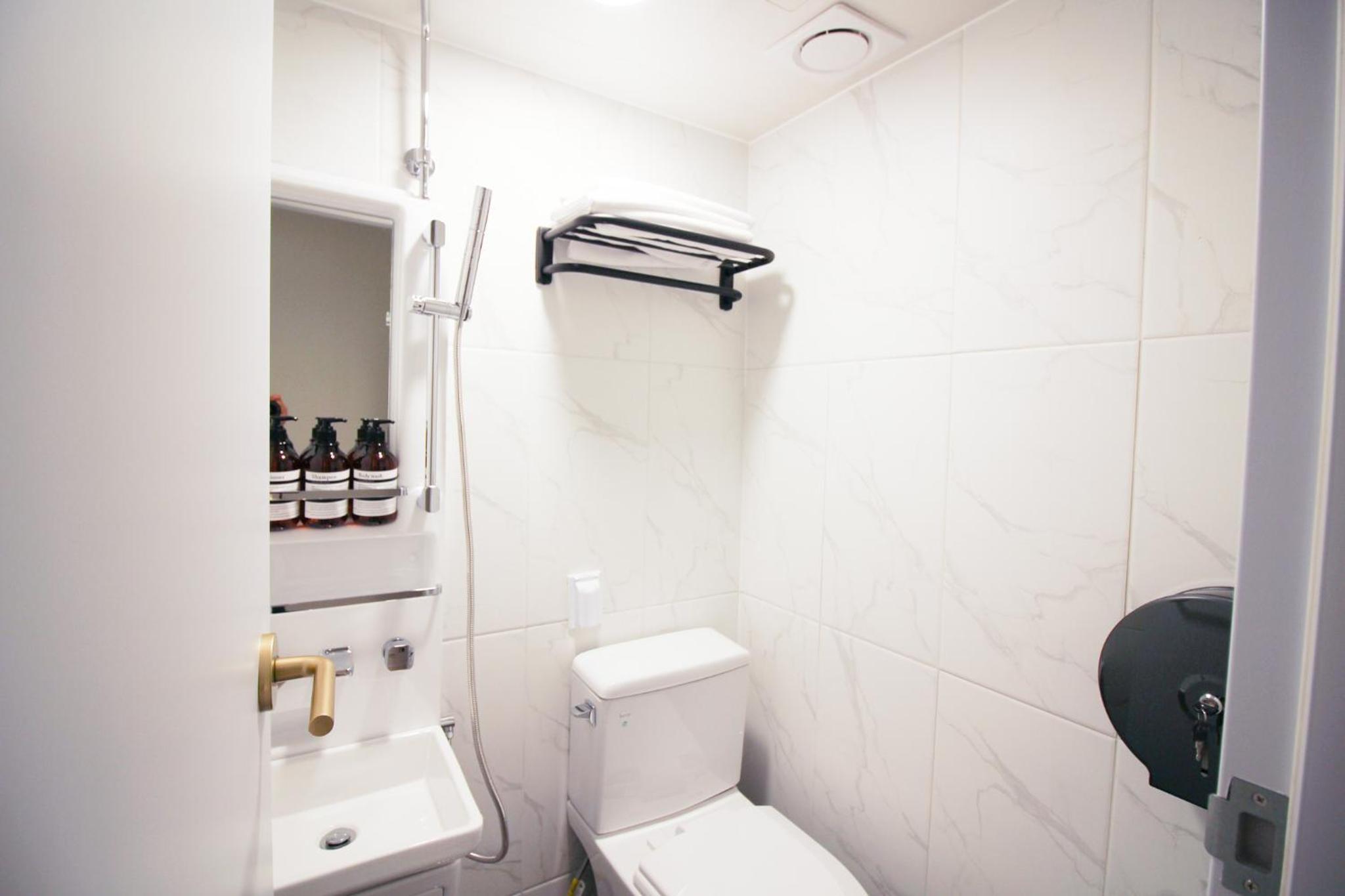 Double Room - Photo 6