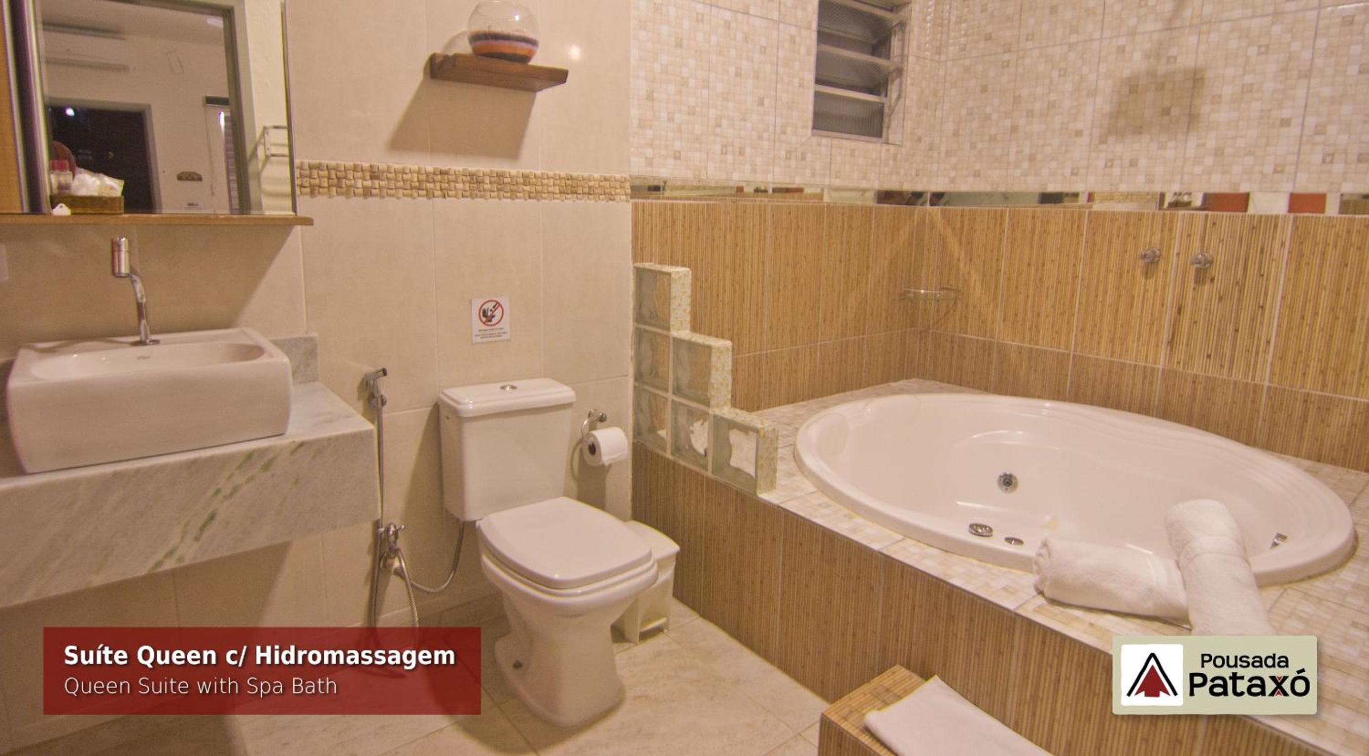 Queen Suite with Spa Bath photo 2