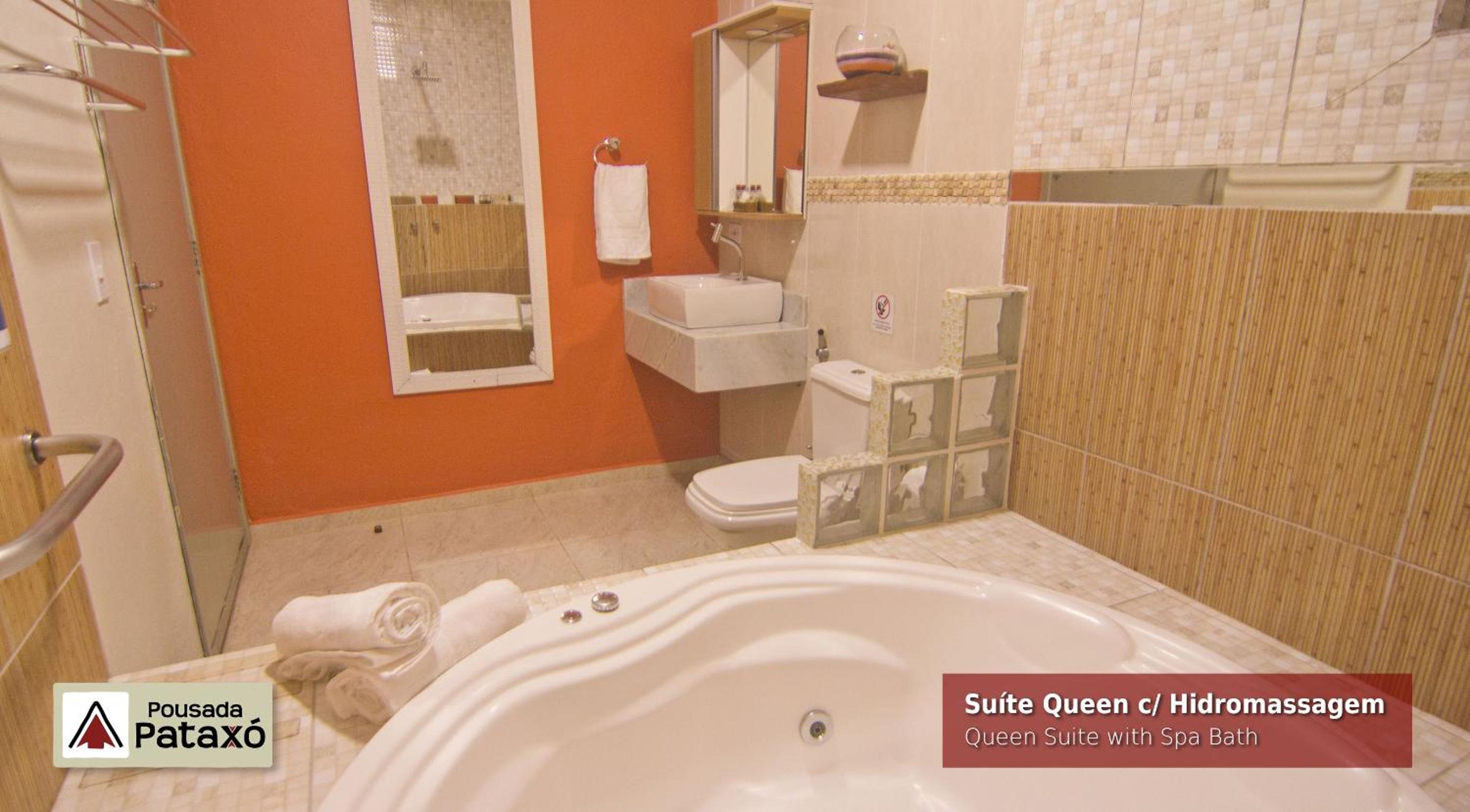 Queen Suite with Spa Bath photo 3