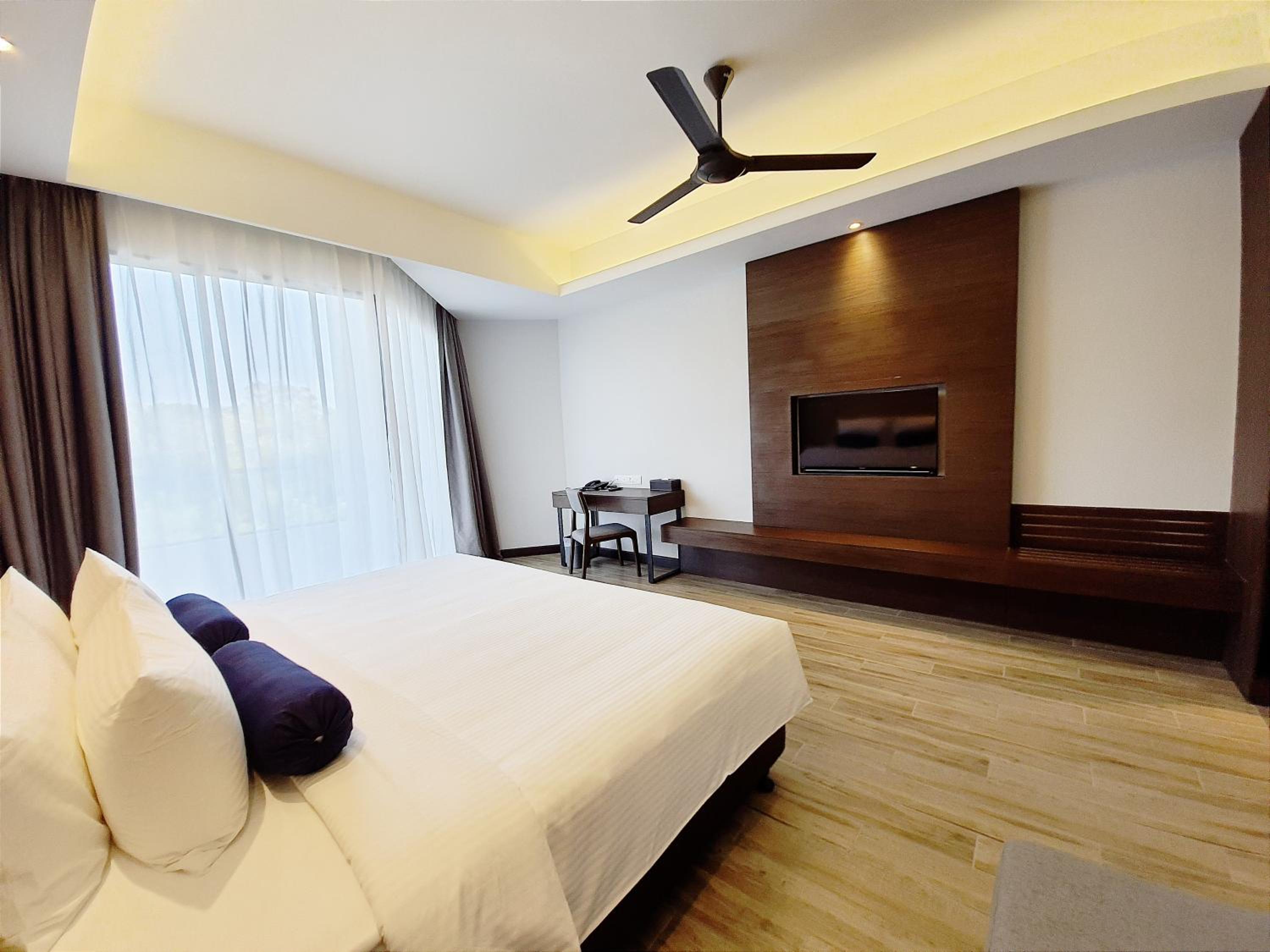 Deluxe King (partial sea view) - Photo 2