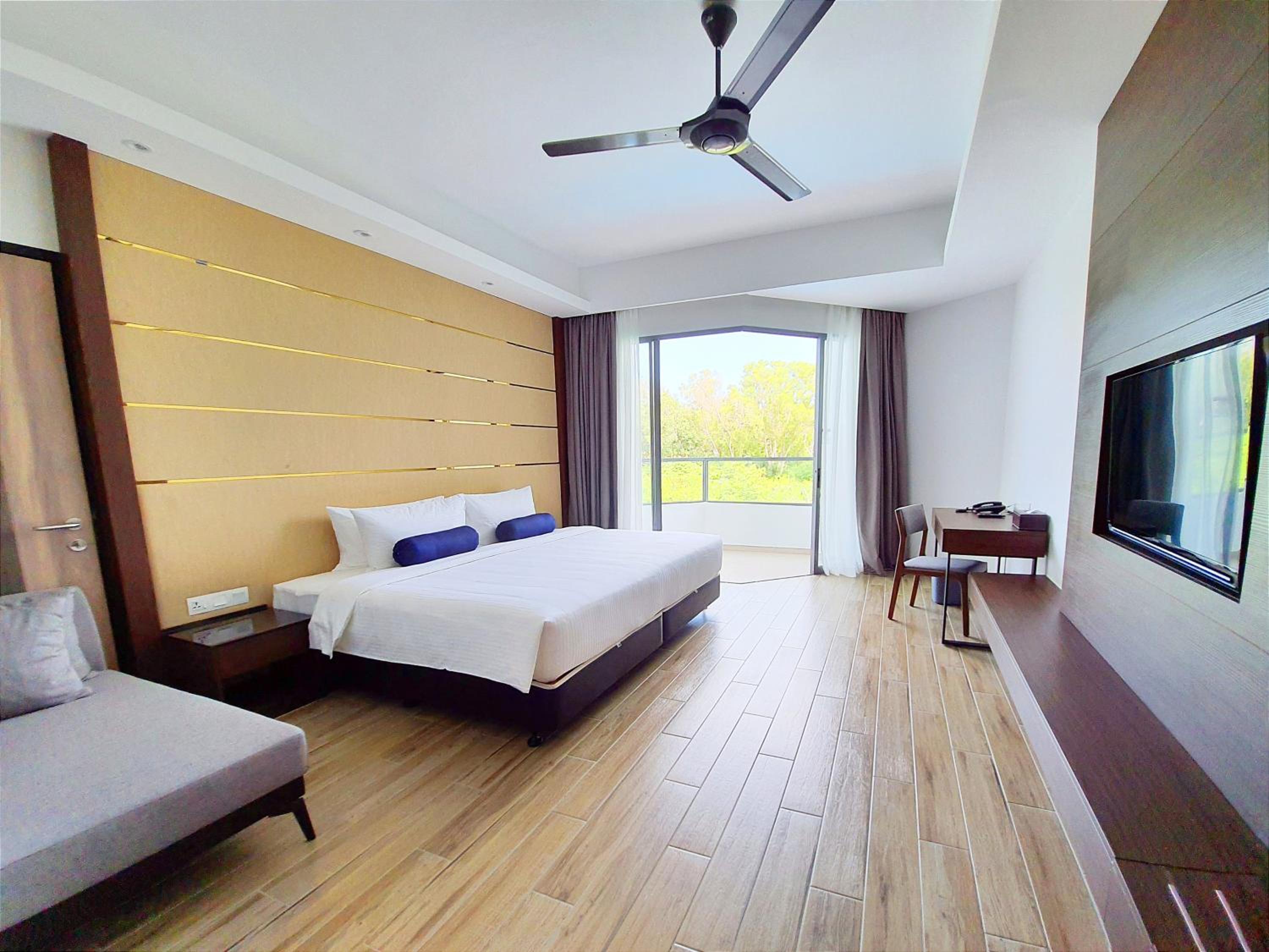 Deluxe King (partial sea view) - Photo 1