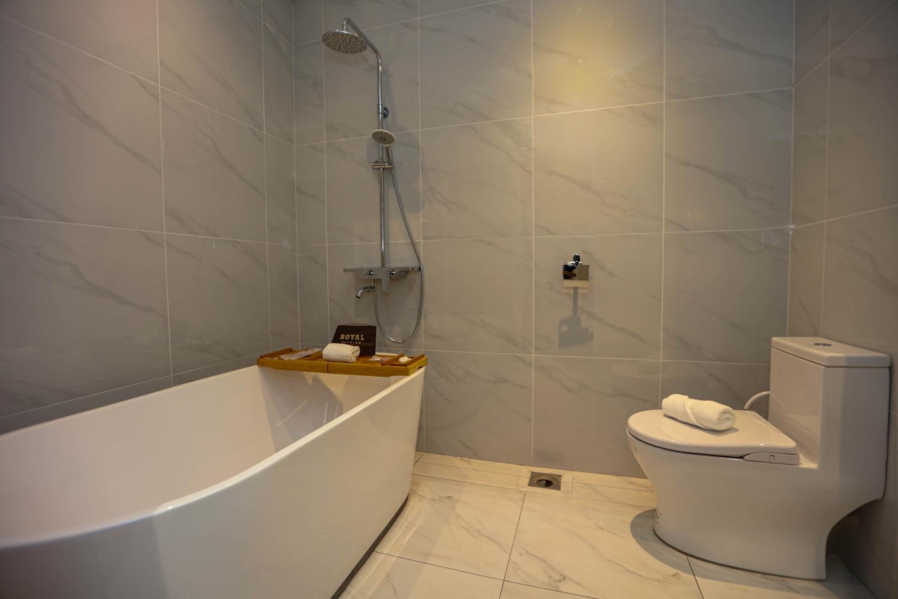 Deluxe King Room - Photo 4