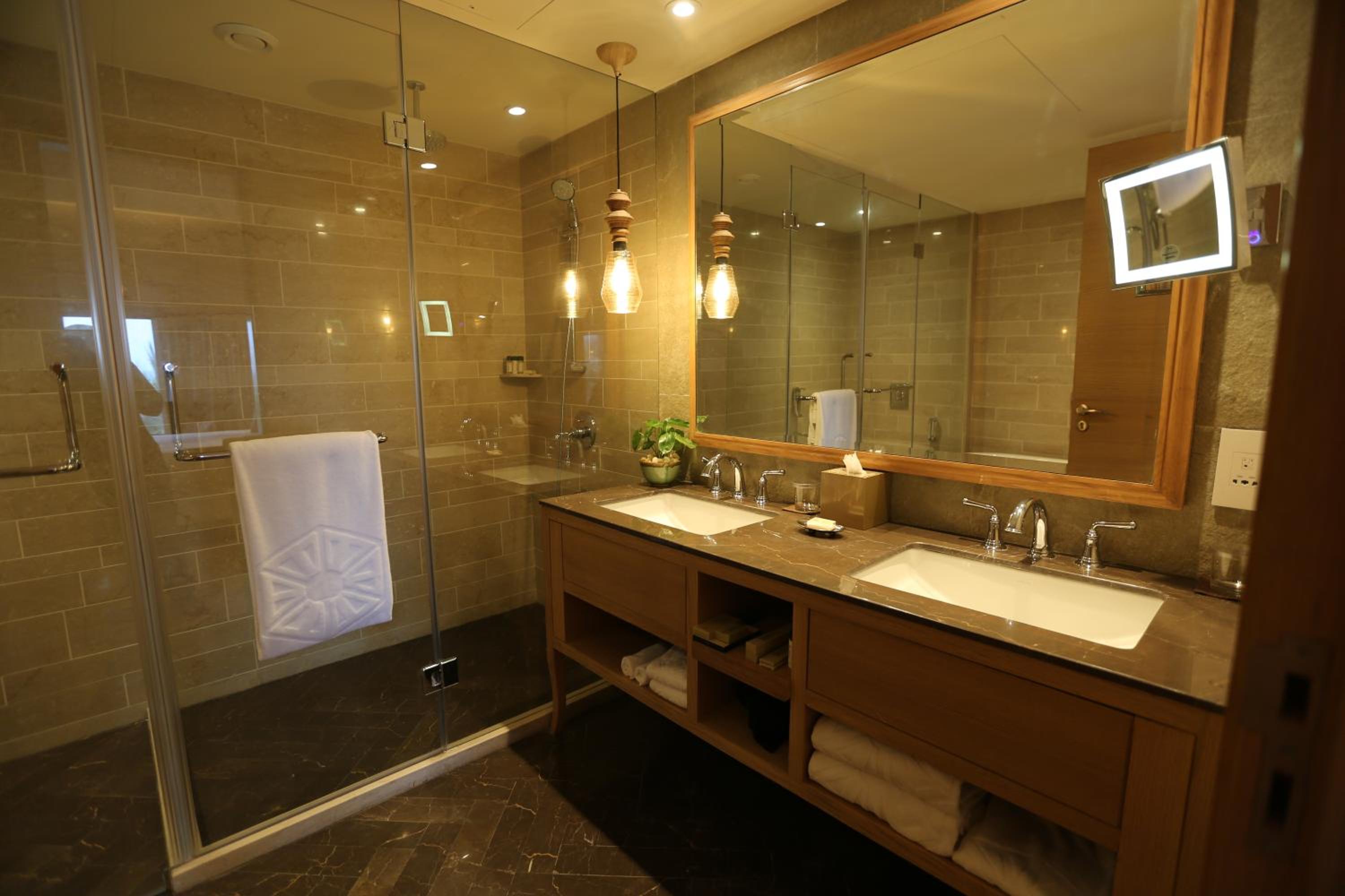 Luxury Suite with Sea View - King Bed - Photo 4