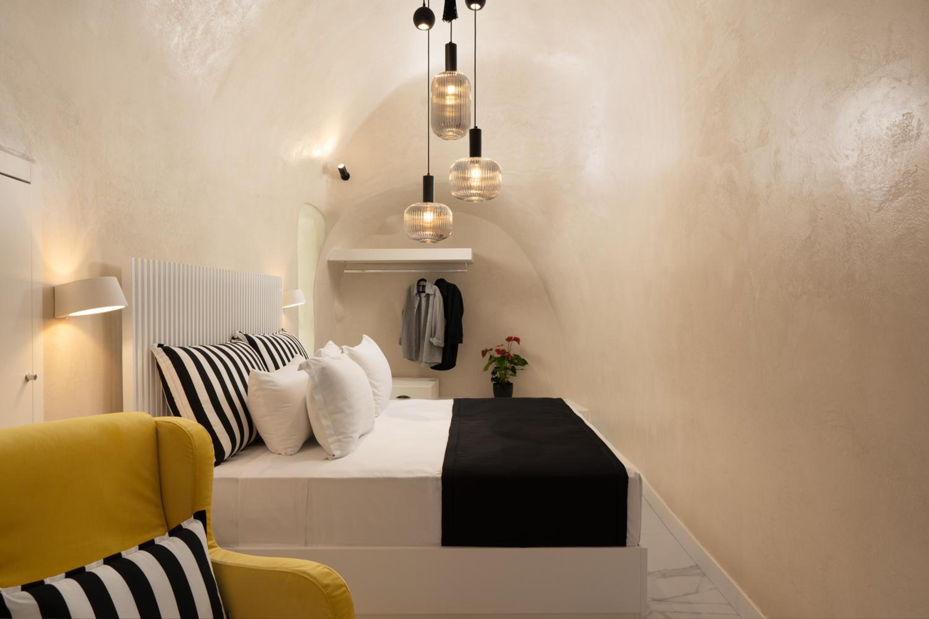 Senior Suite with Cave Outdoor Hot Tub