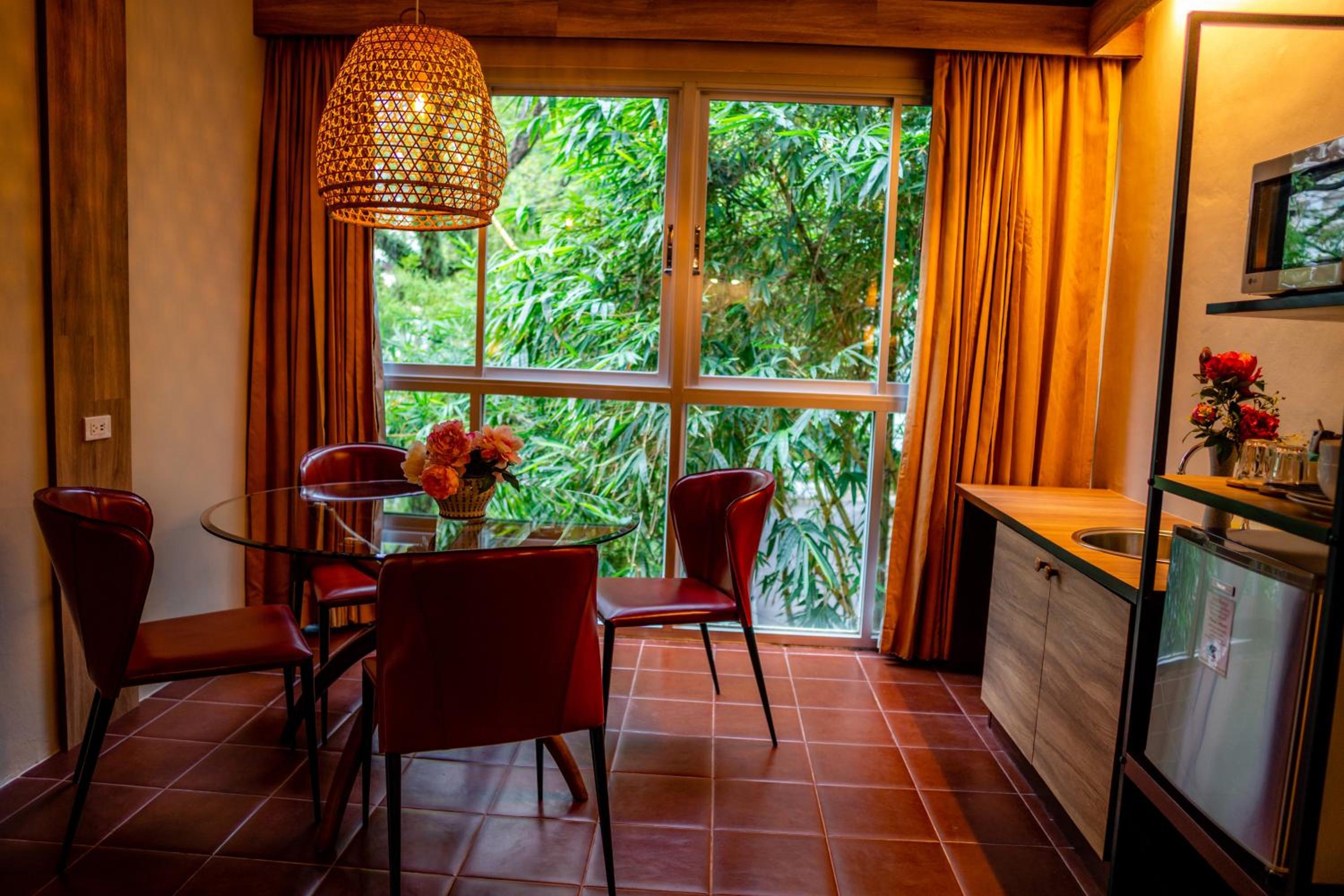 Suite - Photo 12