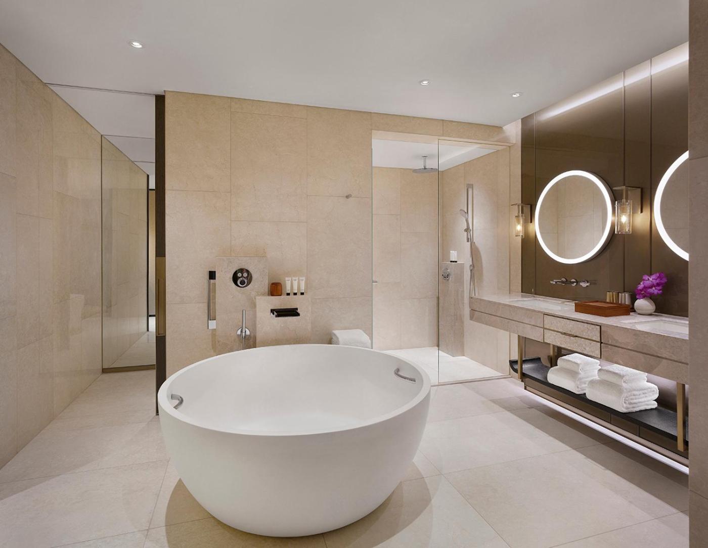 Corner King Suite - Photo 4