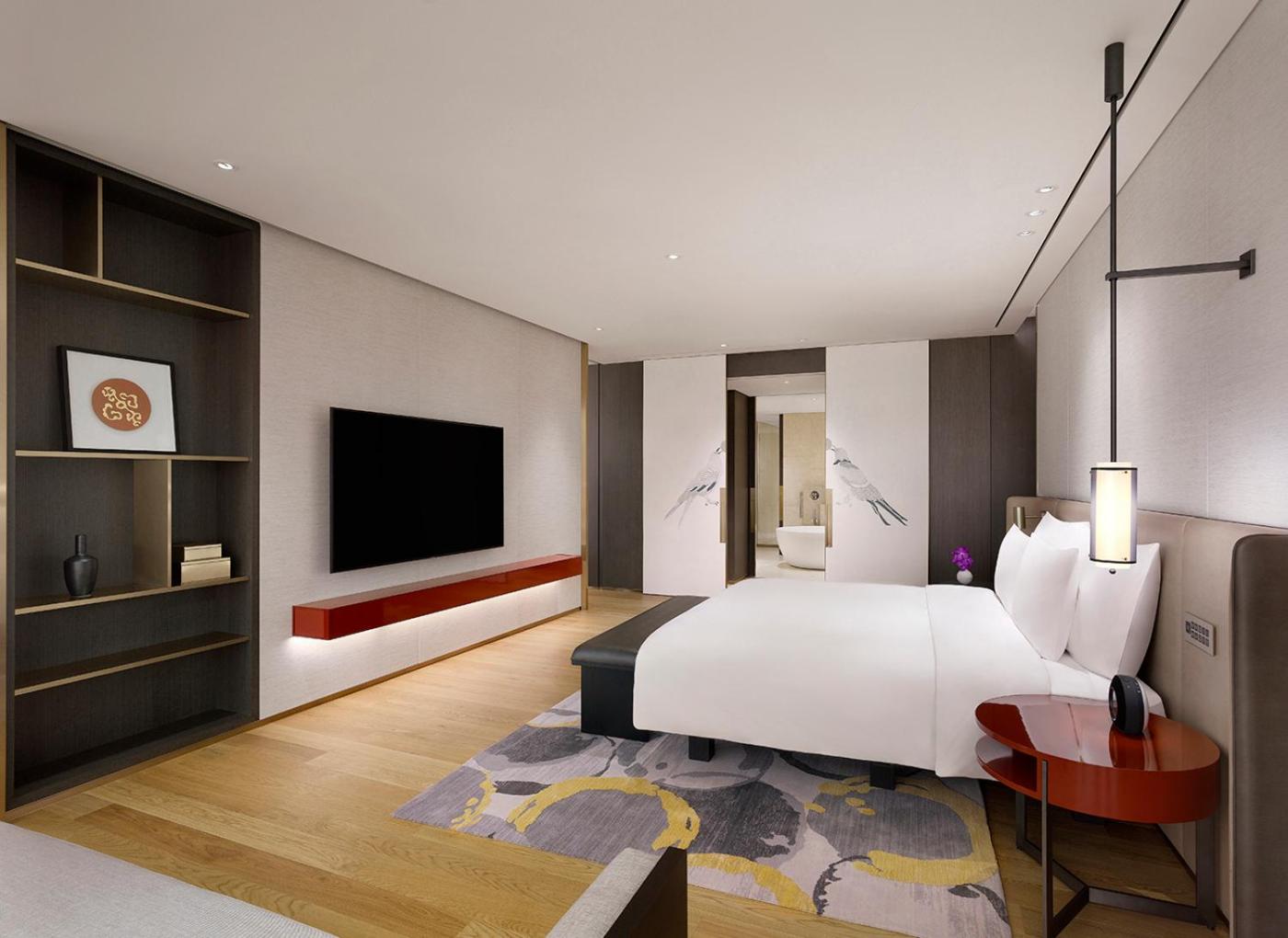 Corner King Suite - Photo 3