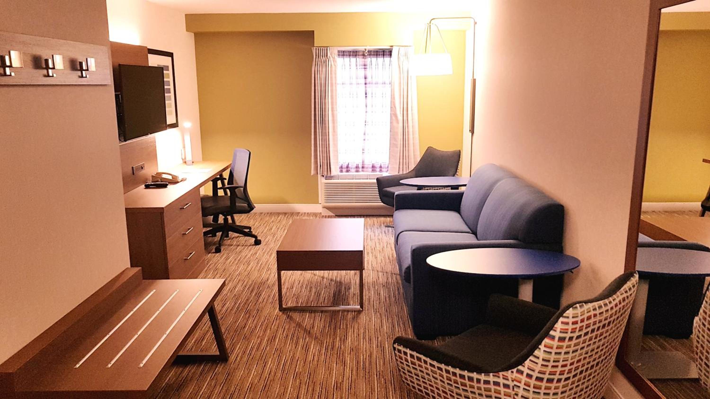 One-Bedroom Queen Suite