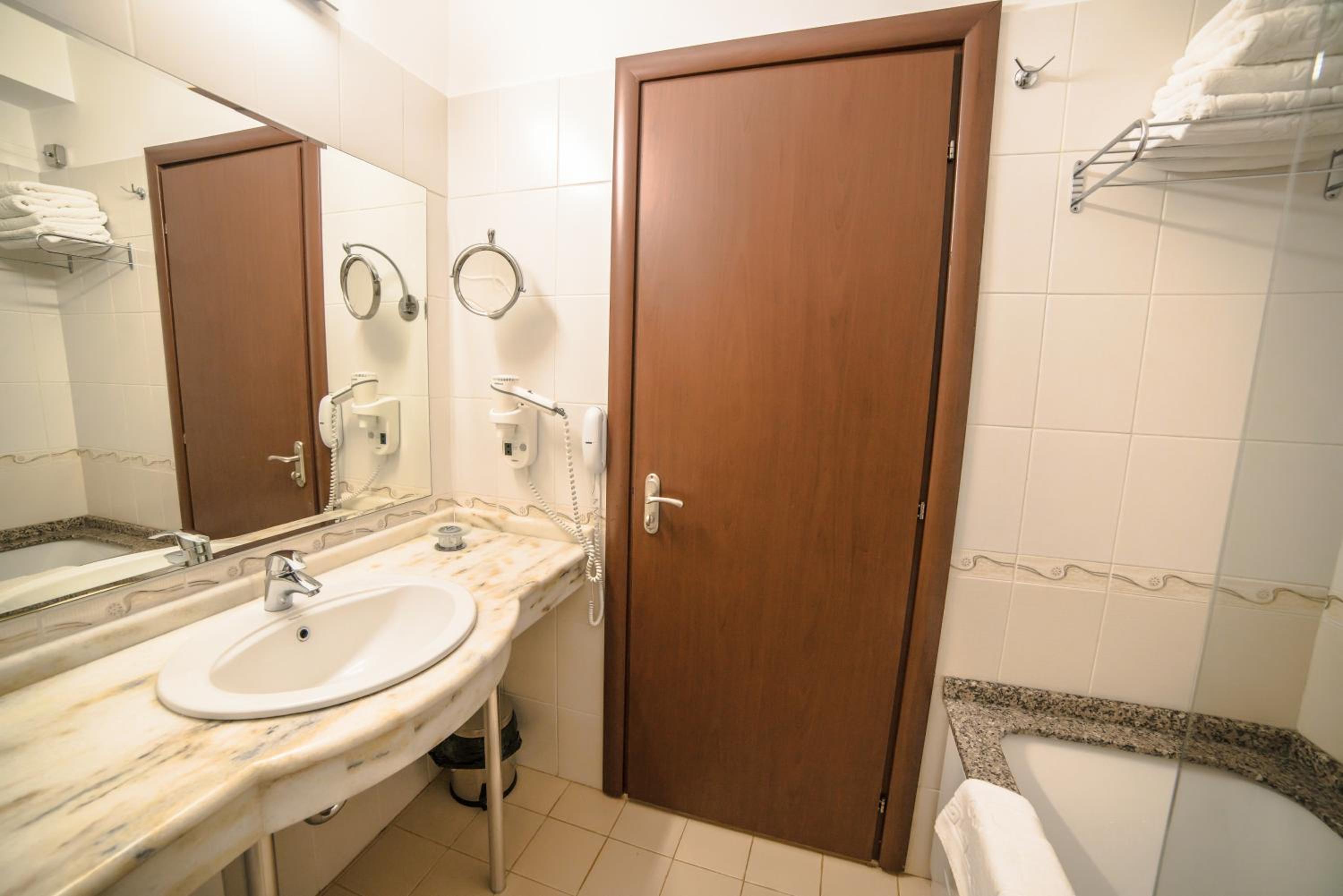 Double Room - Photo 5