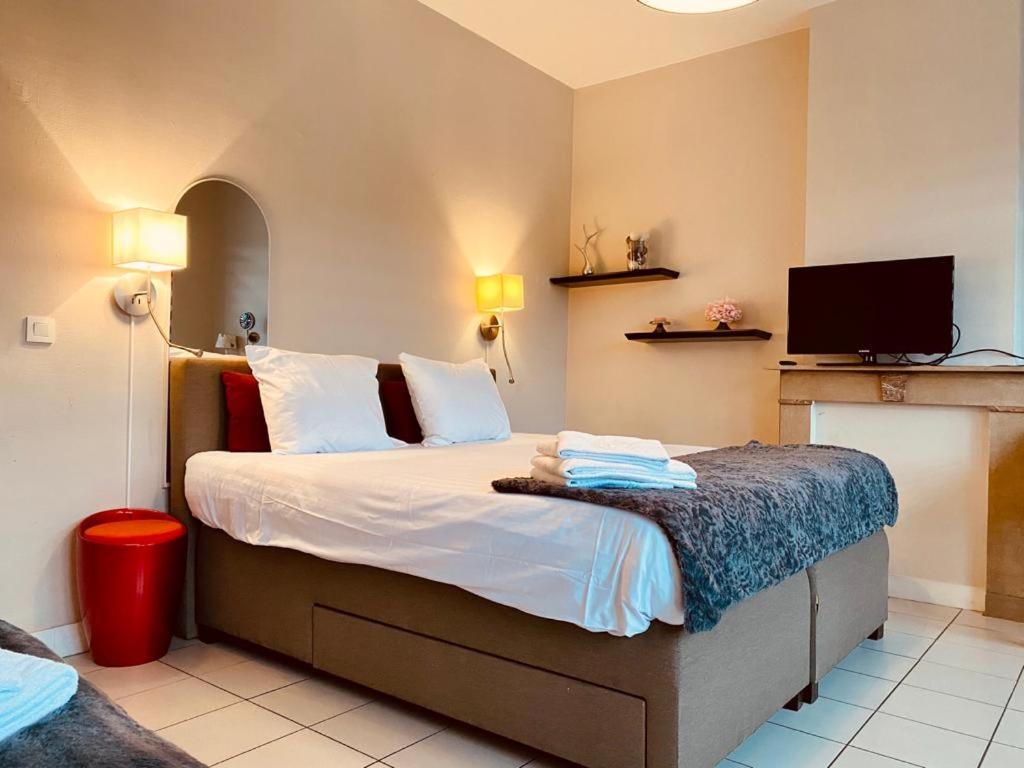 Three-Bedroom Apartment - Photo 11