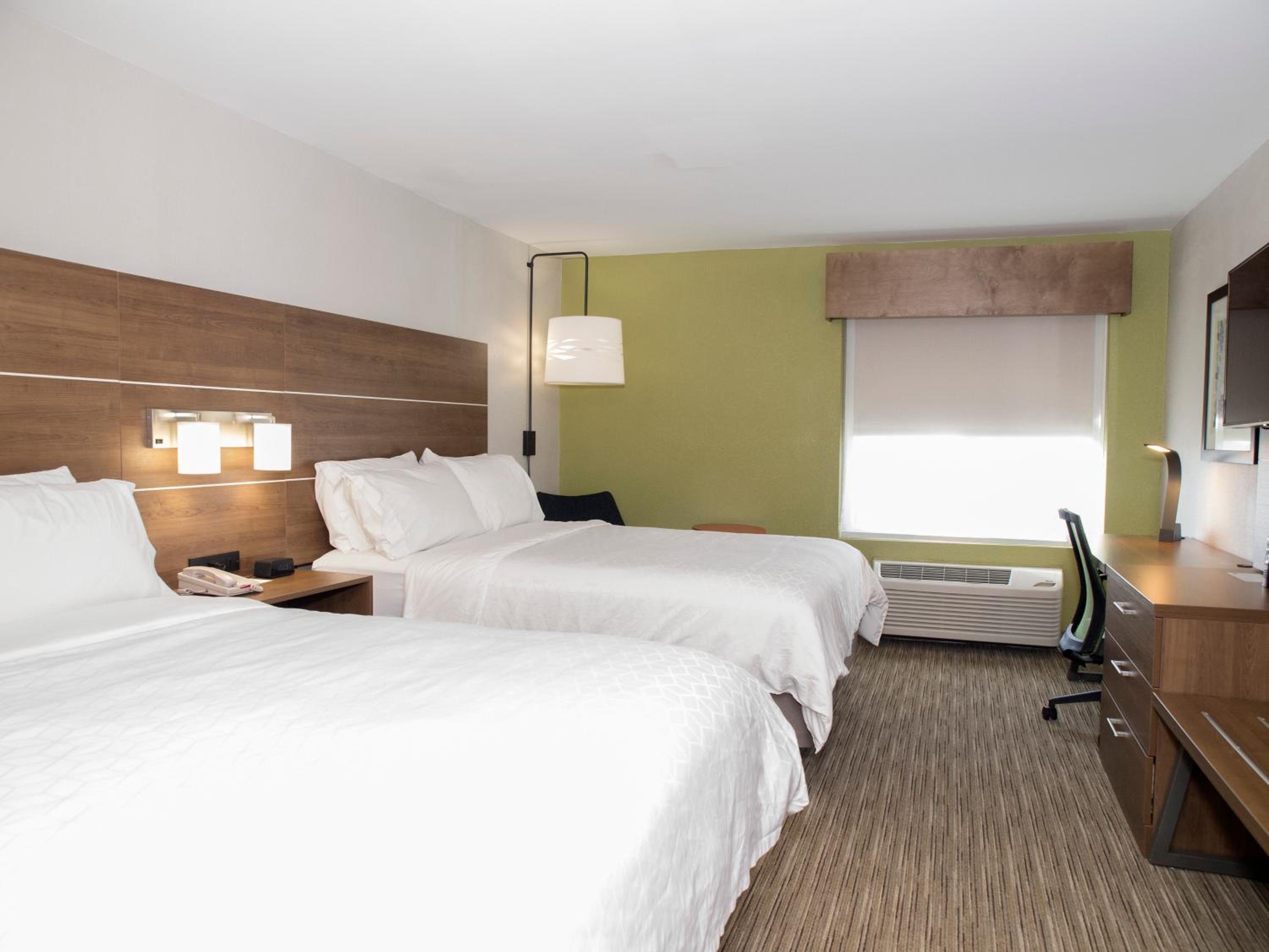 Standard Room with Two Queen Beds - Photo 2