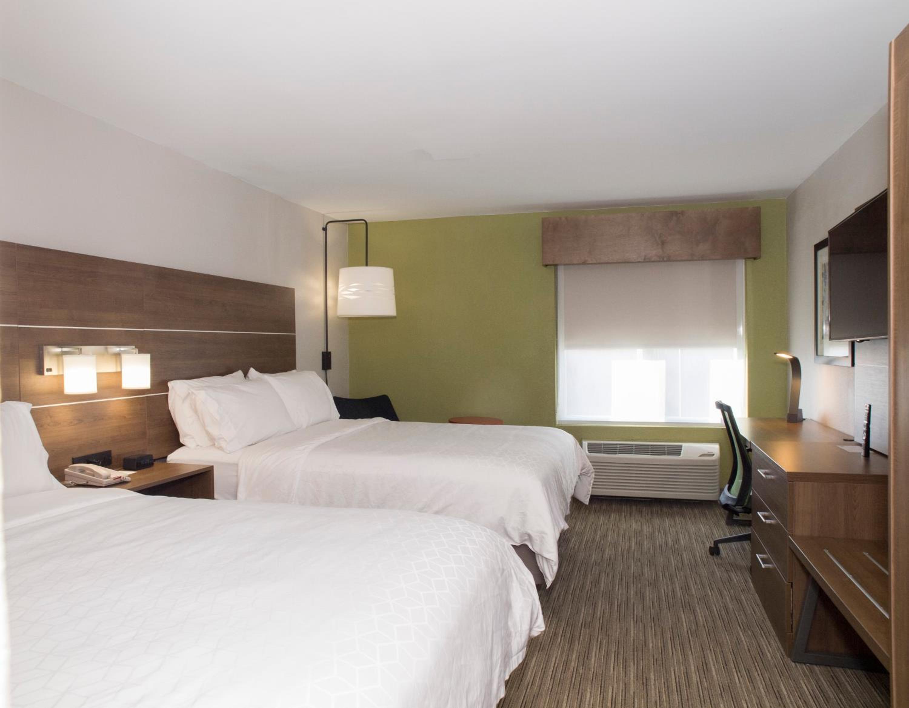 Standard Room with Two Queen Beds - Photo 10