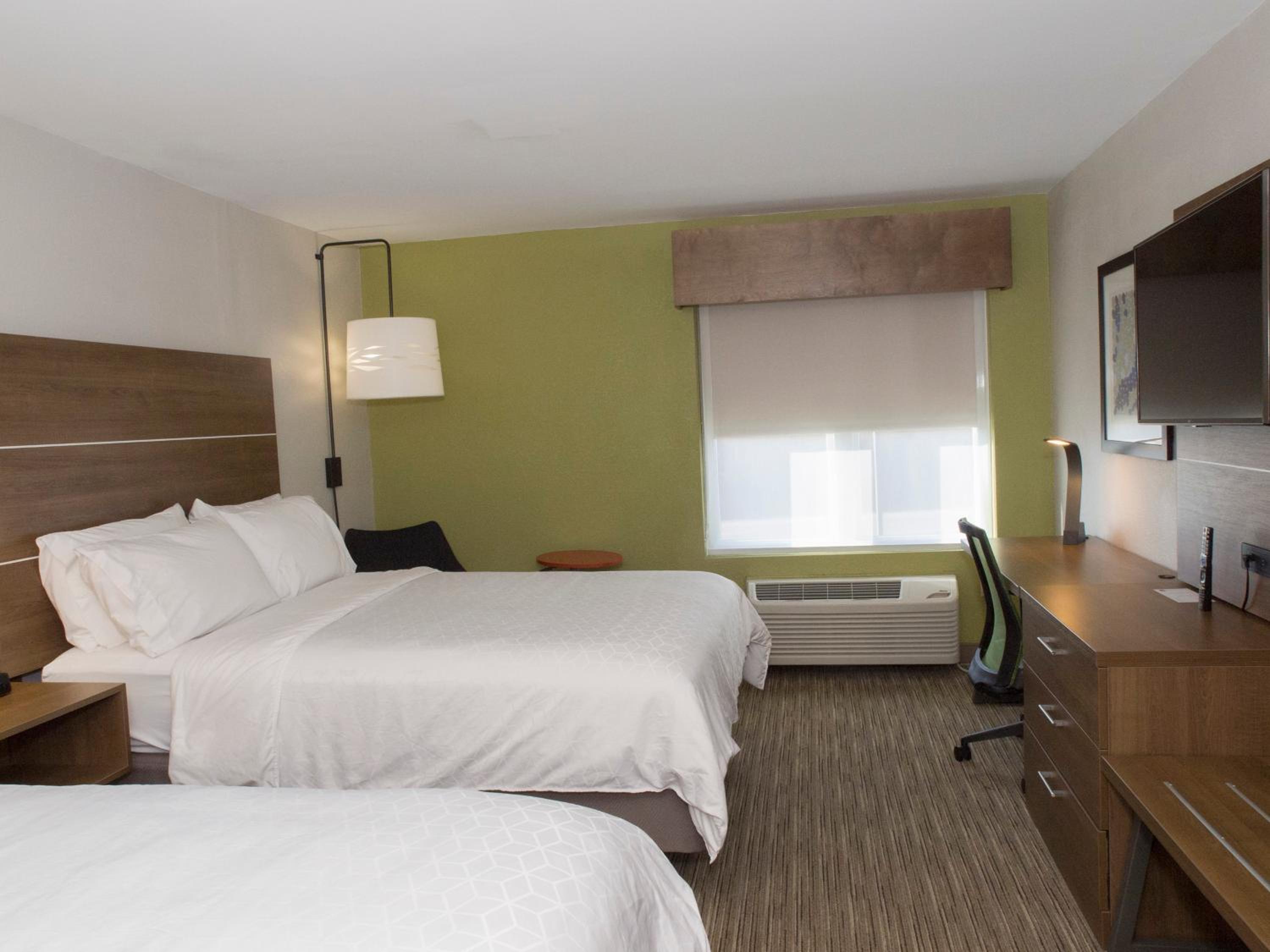 Standard Room with Two Queen Beds - Photo 4