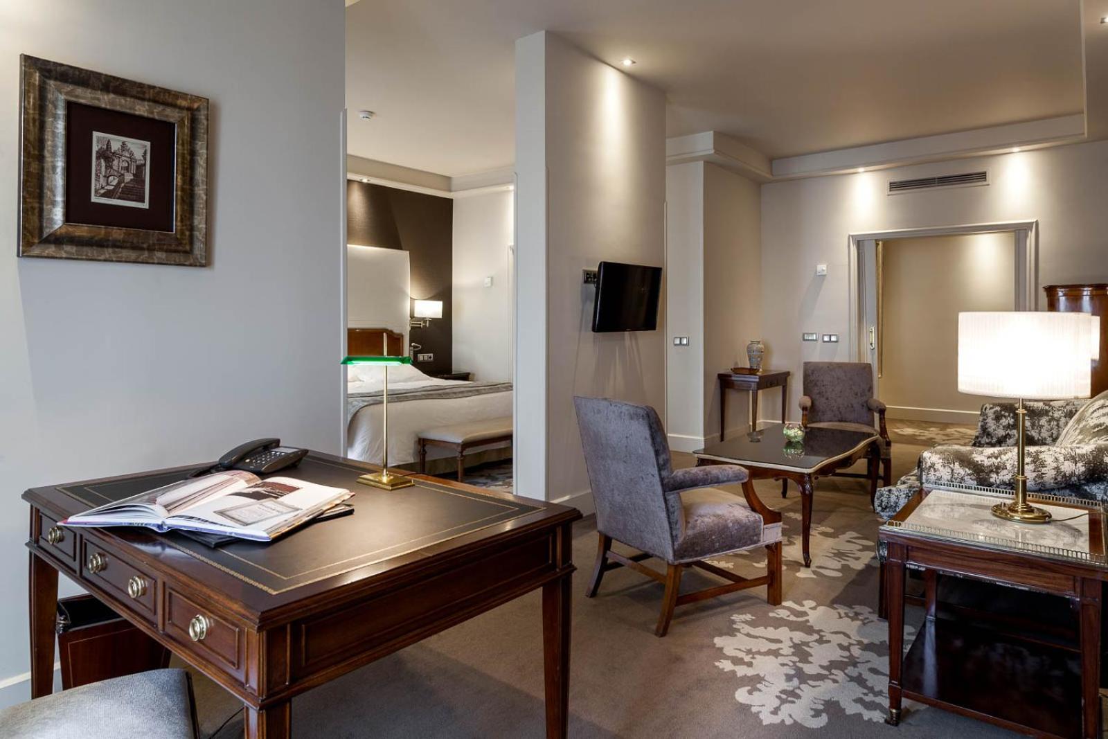 Junior Suite - The Wellington Club - Photo 13