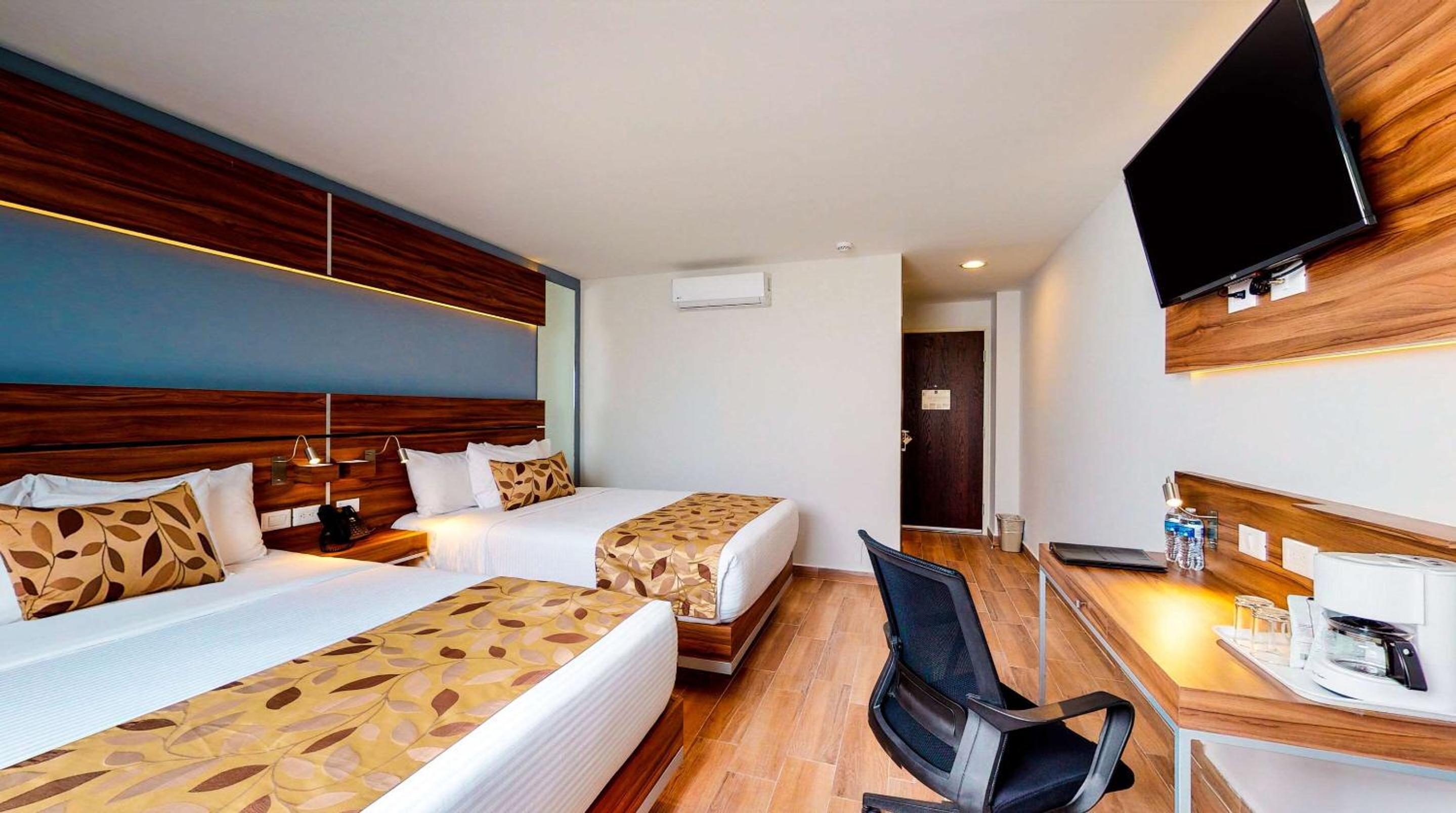 Double Room with Two Double Beds - Non-Smoking - Photo 2