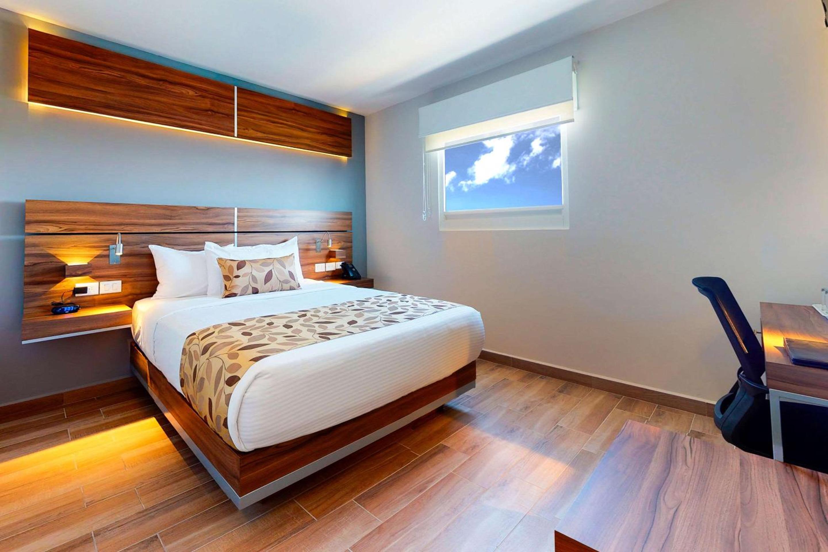 Queen Room - Non-Smoking - Photo 1