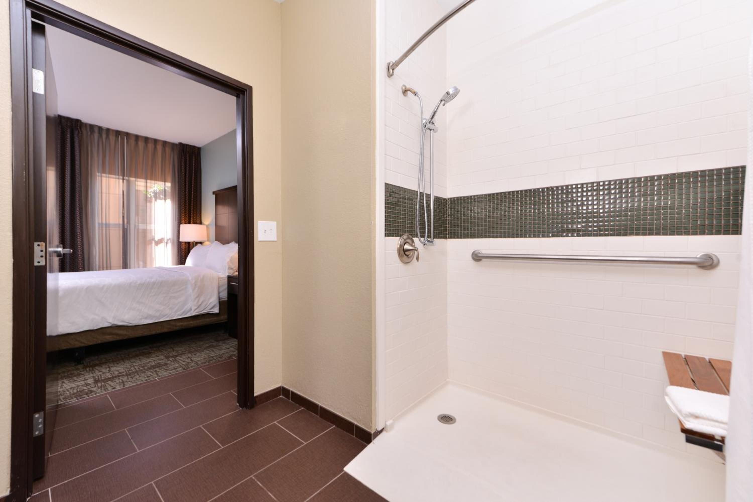 Queen Studio Suite - Mobility Access Roll in Shower/Non-Smoking - Photo 2