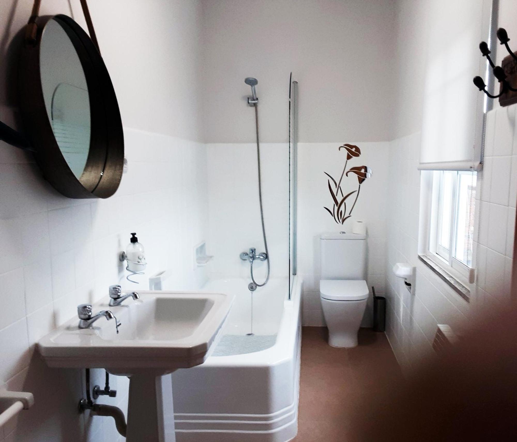 Twin Room with Private Bathroom photo 3