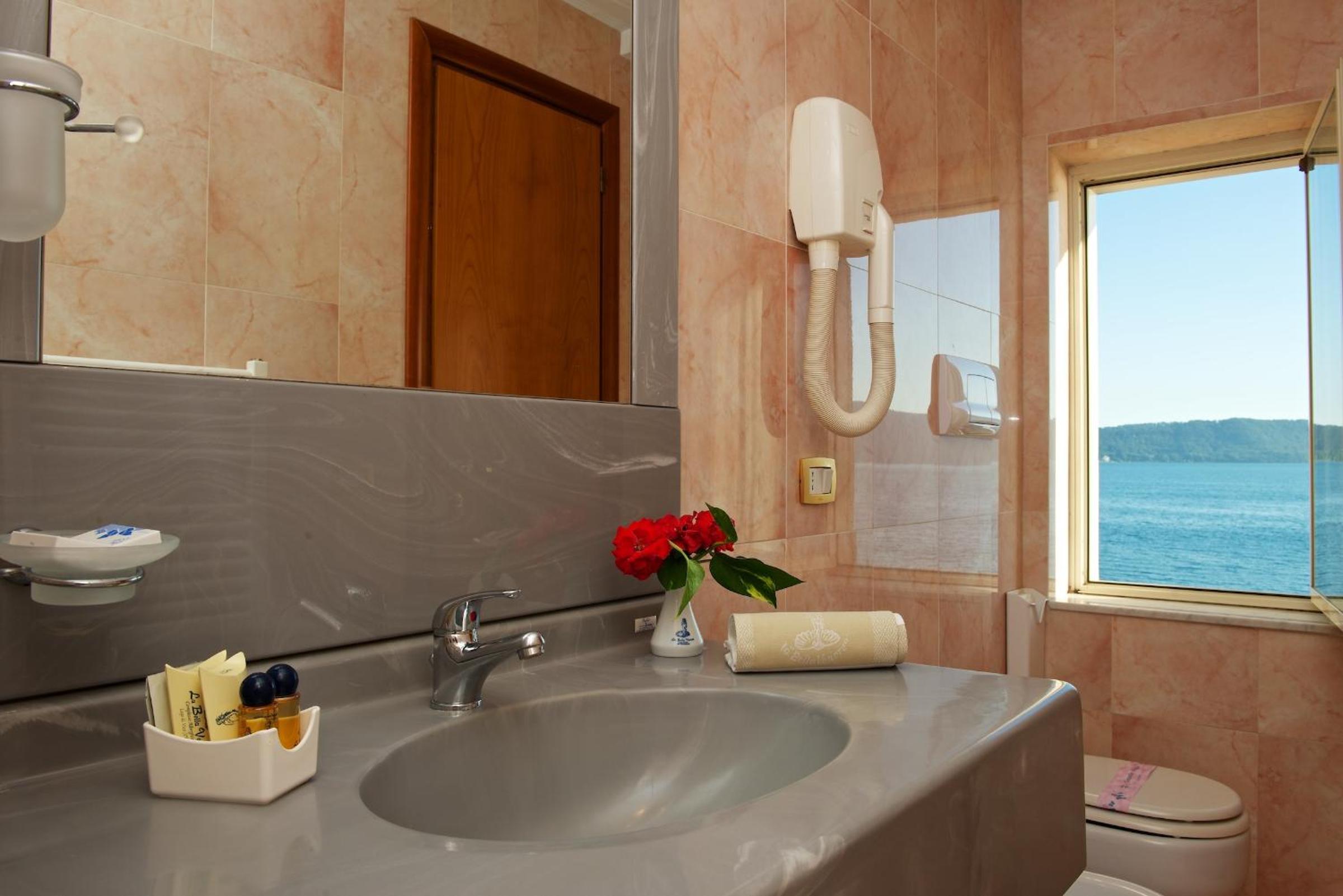 Double or Twin Room with Lake View photo 3