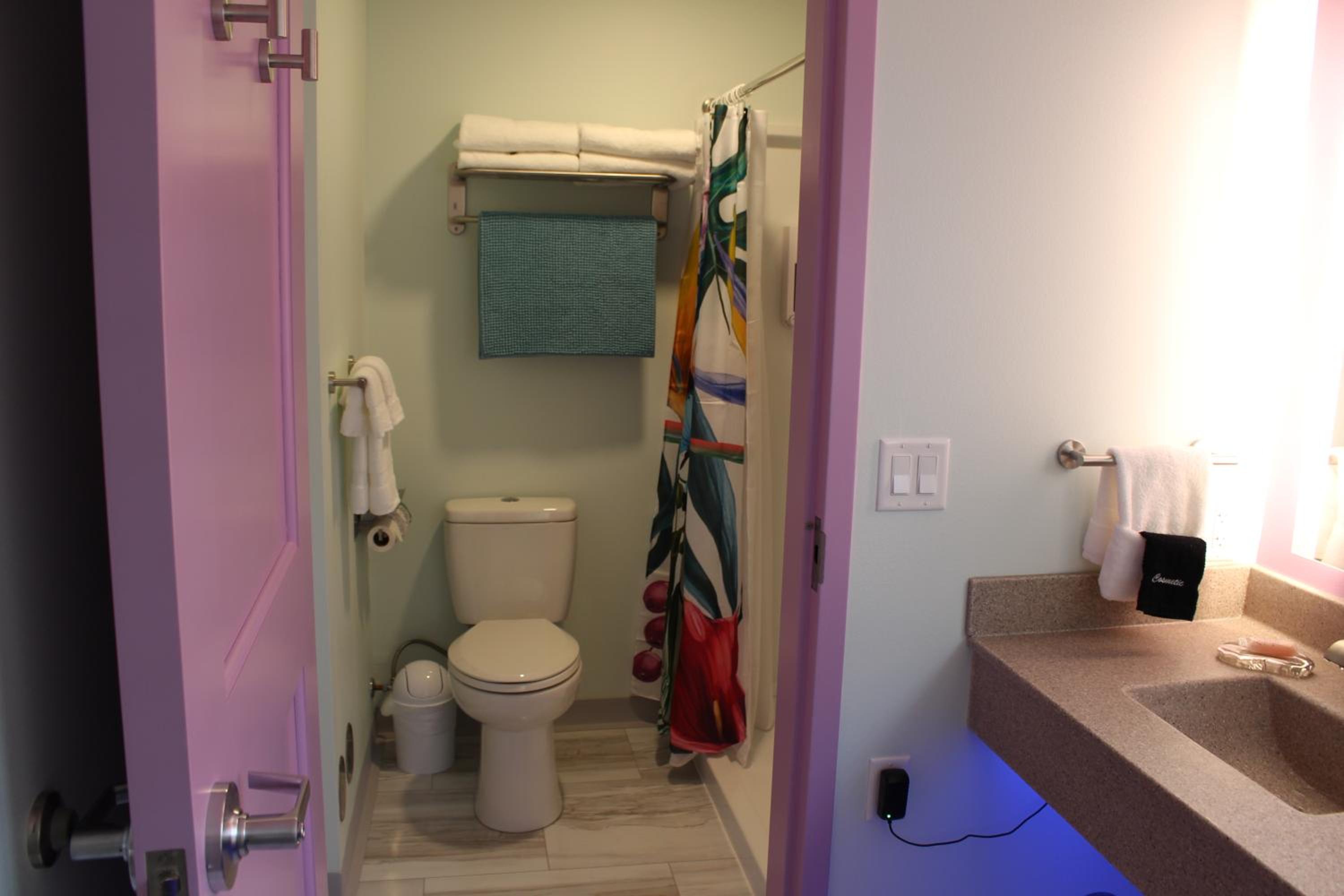 Queen Room with Two Queen Beds - Photo 4