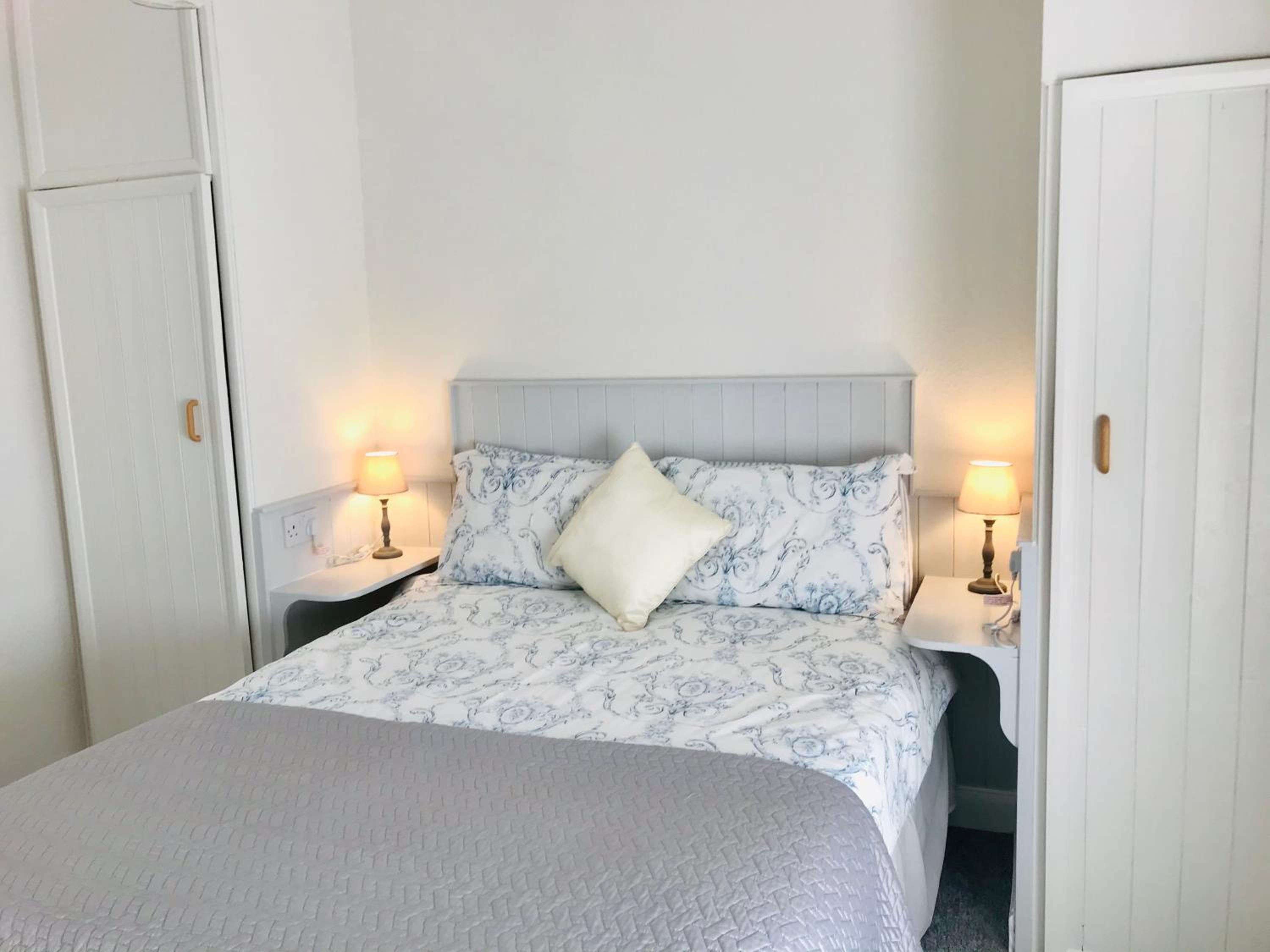 Double Room with Shared Bathroom photo 2