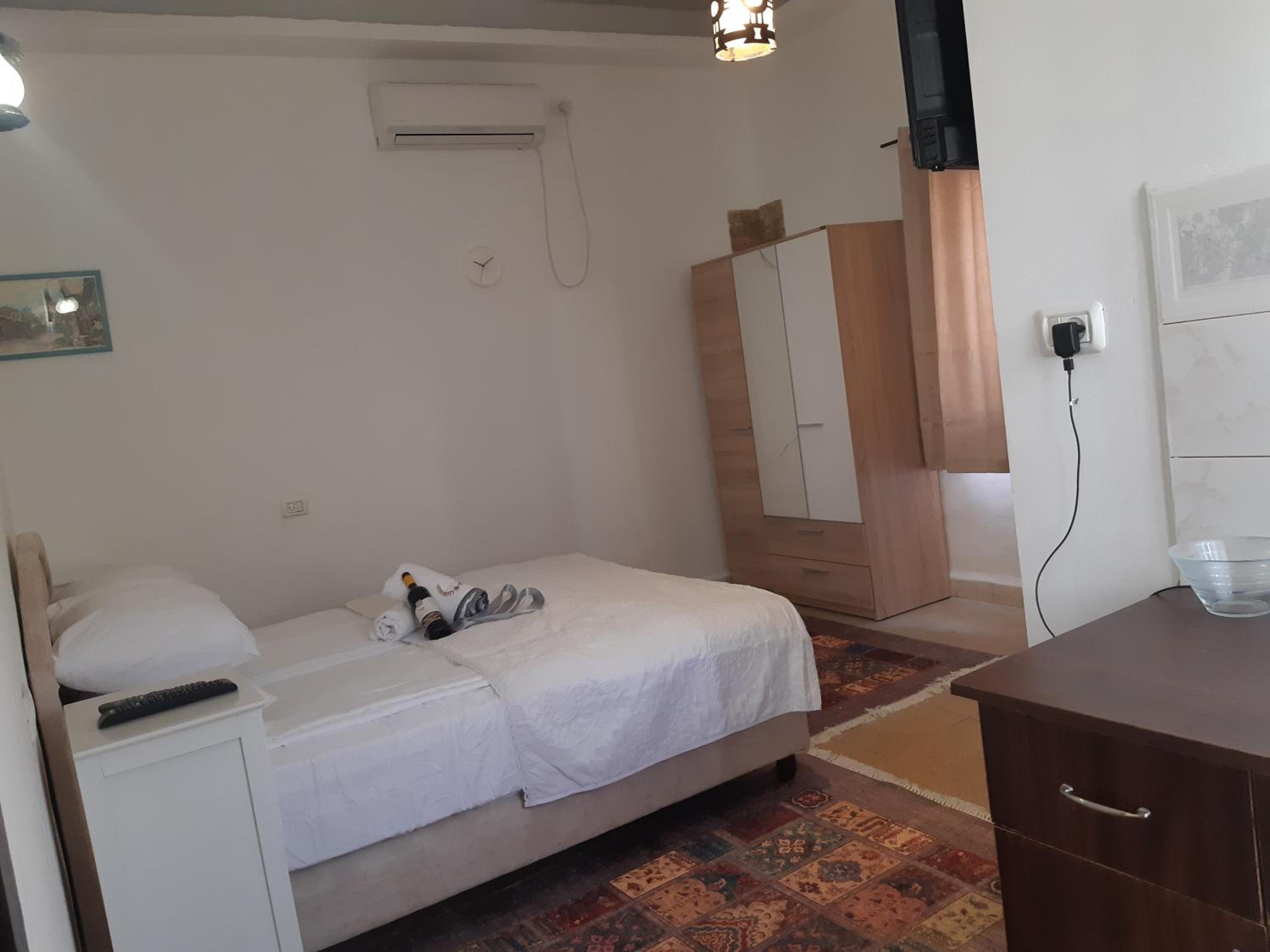 Economy Double Room - Photo 12