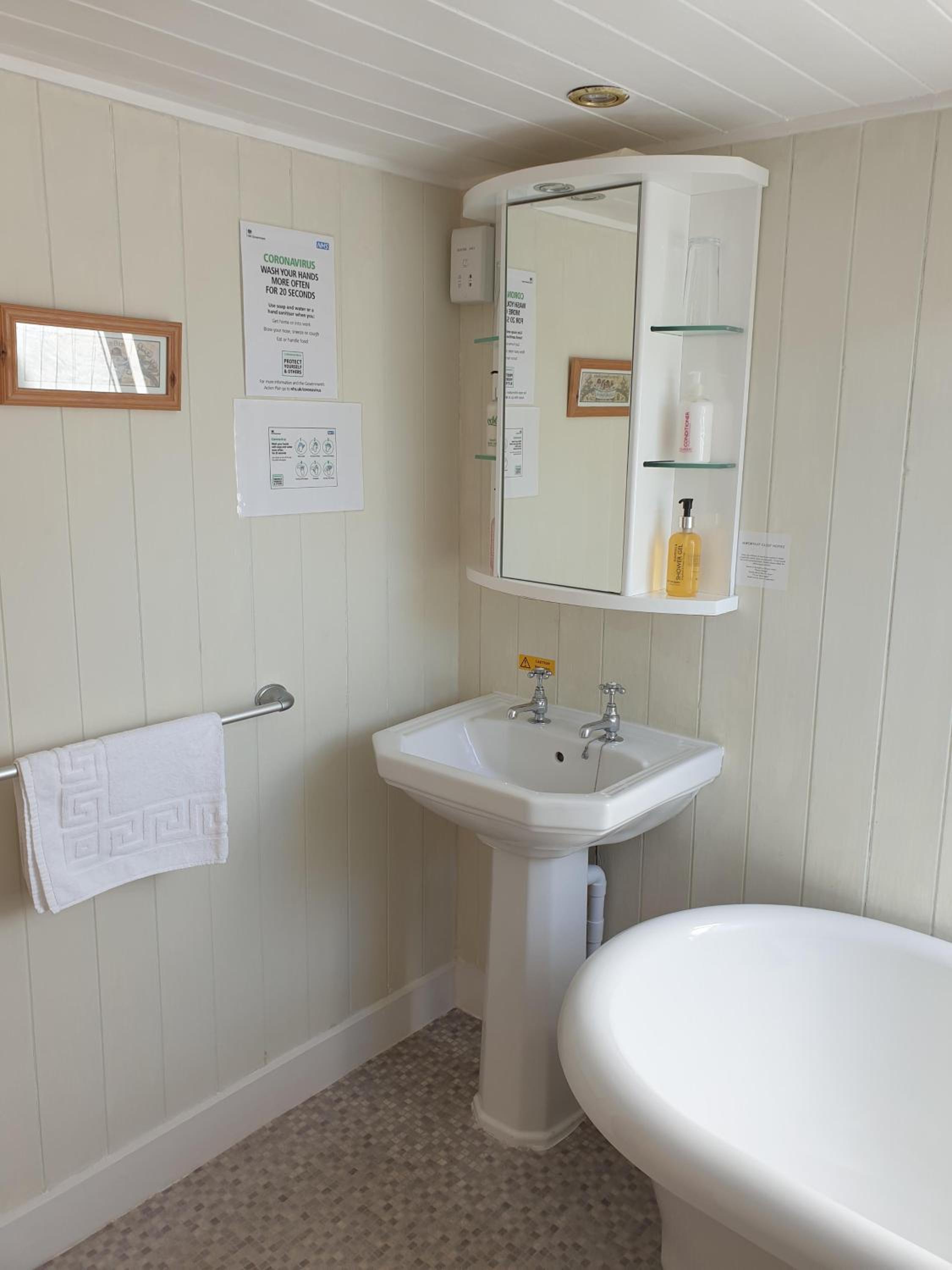Standard King Room - Photo 18