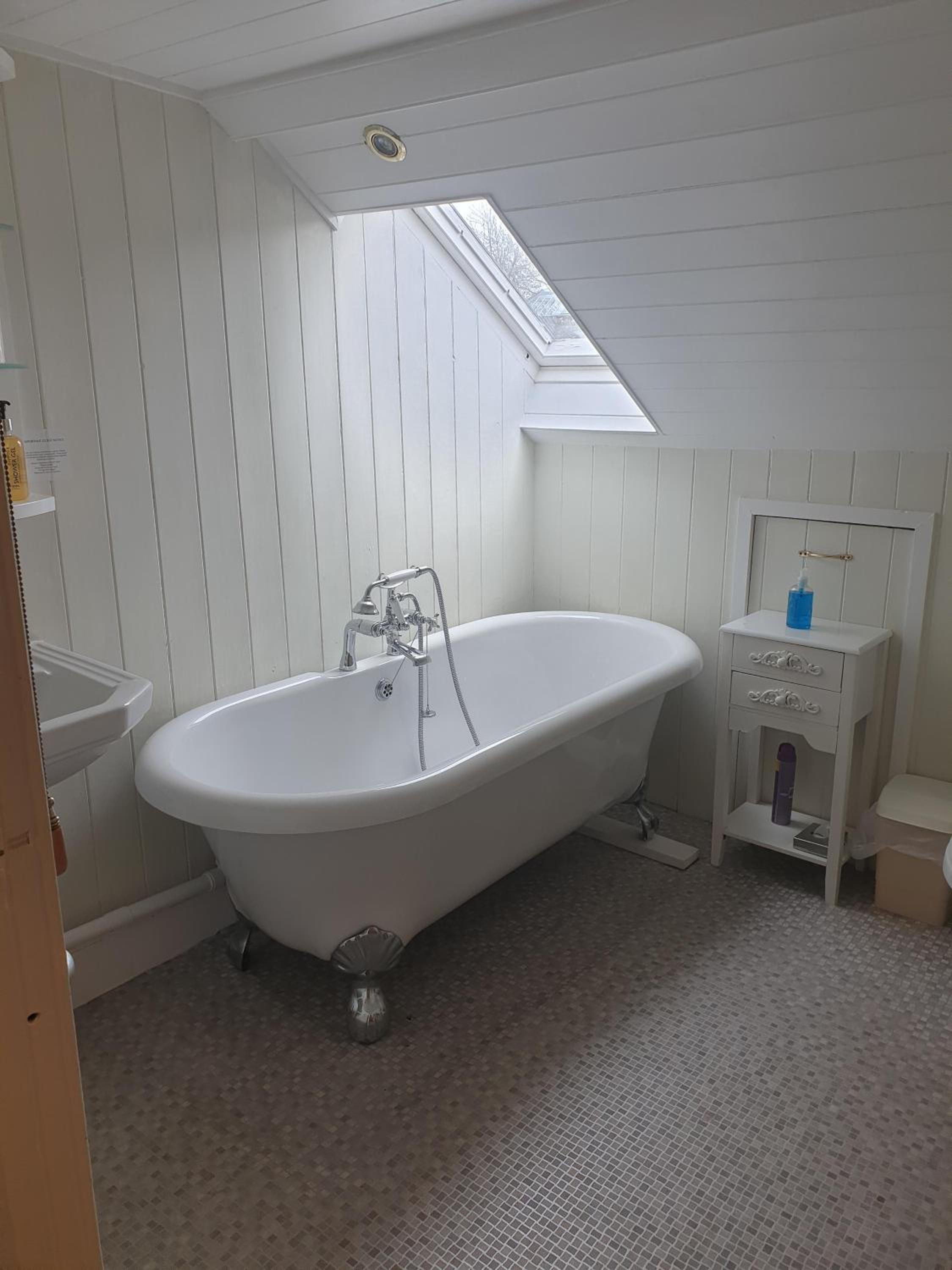Standard King Room - Photo 17