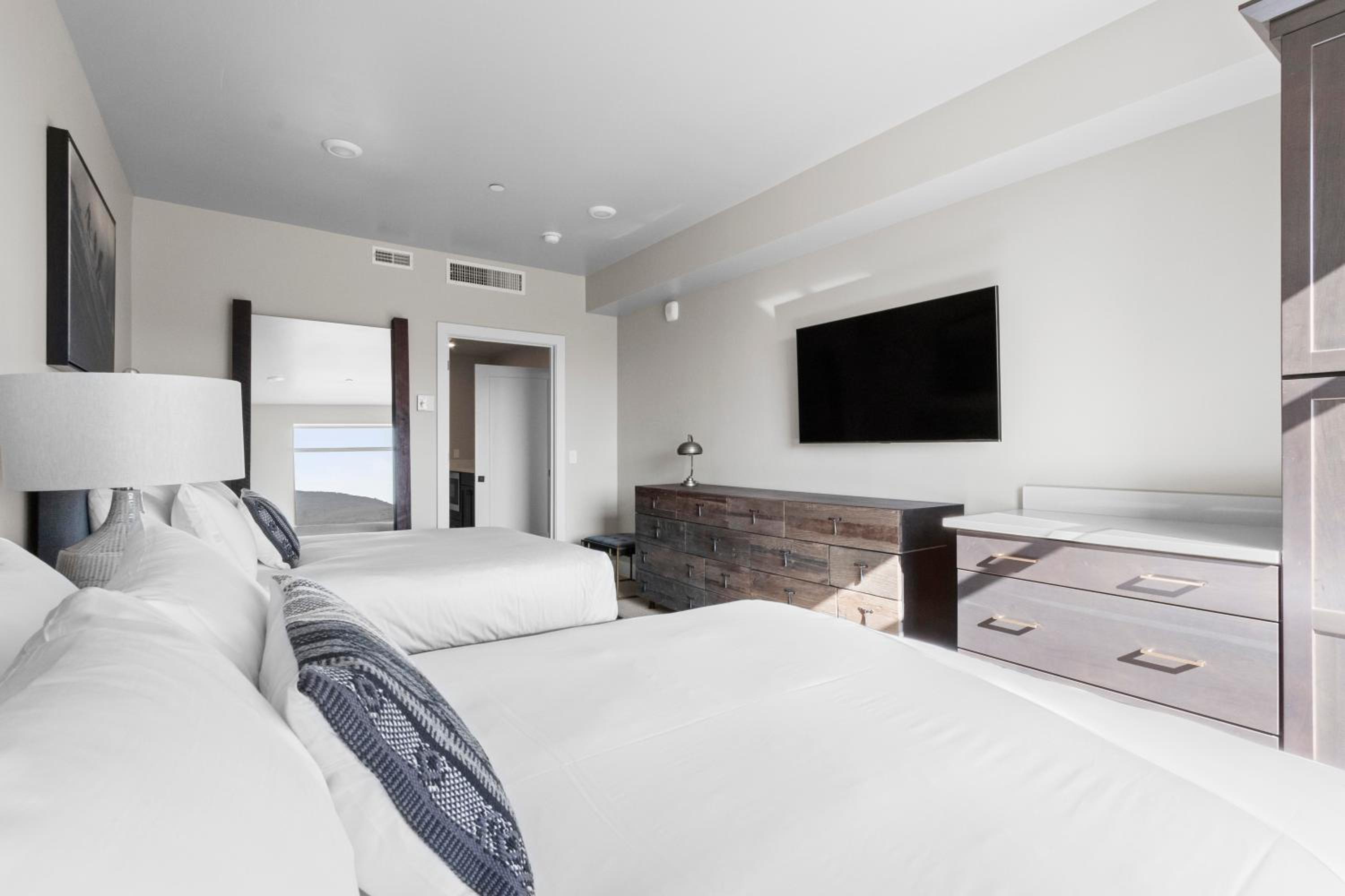 2-bedroom mountain view suite, 2 Queens, 1 king