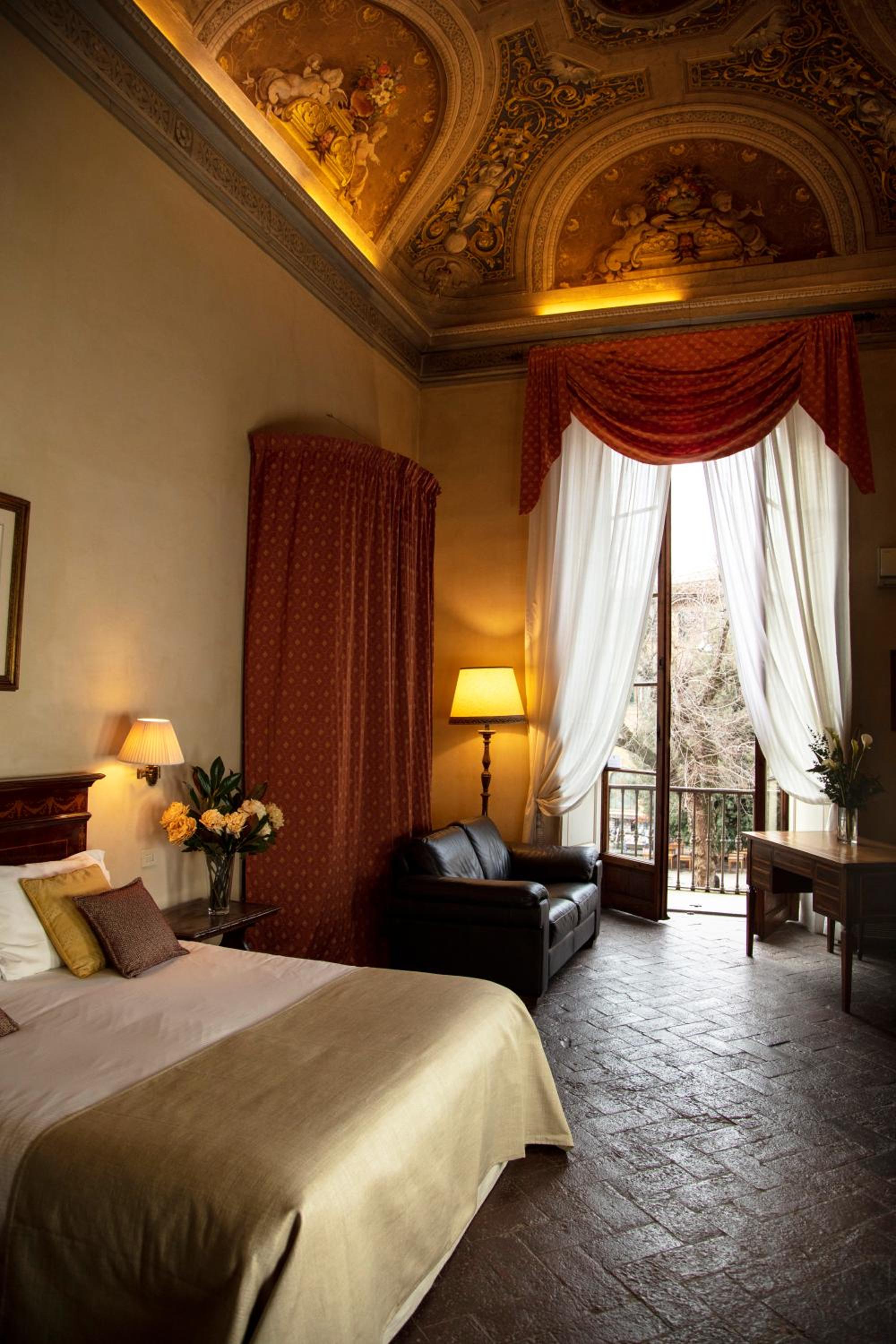 Deluxe Double Room with Balcony photo 3