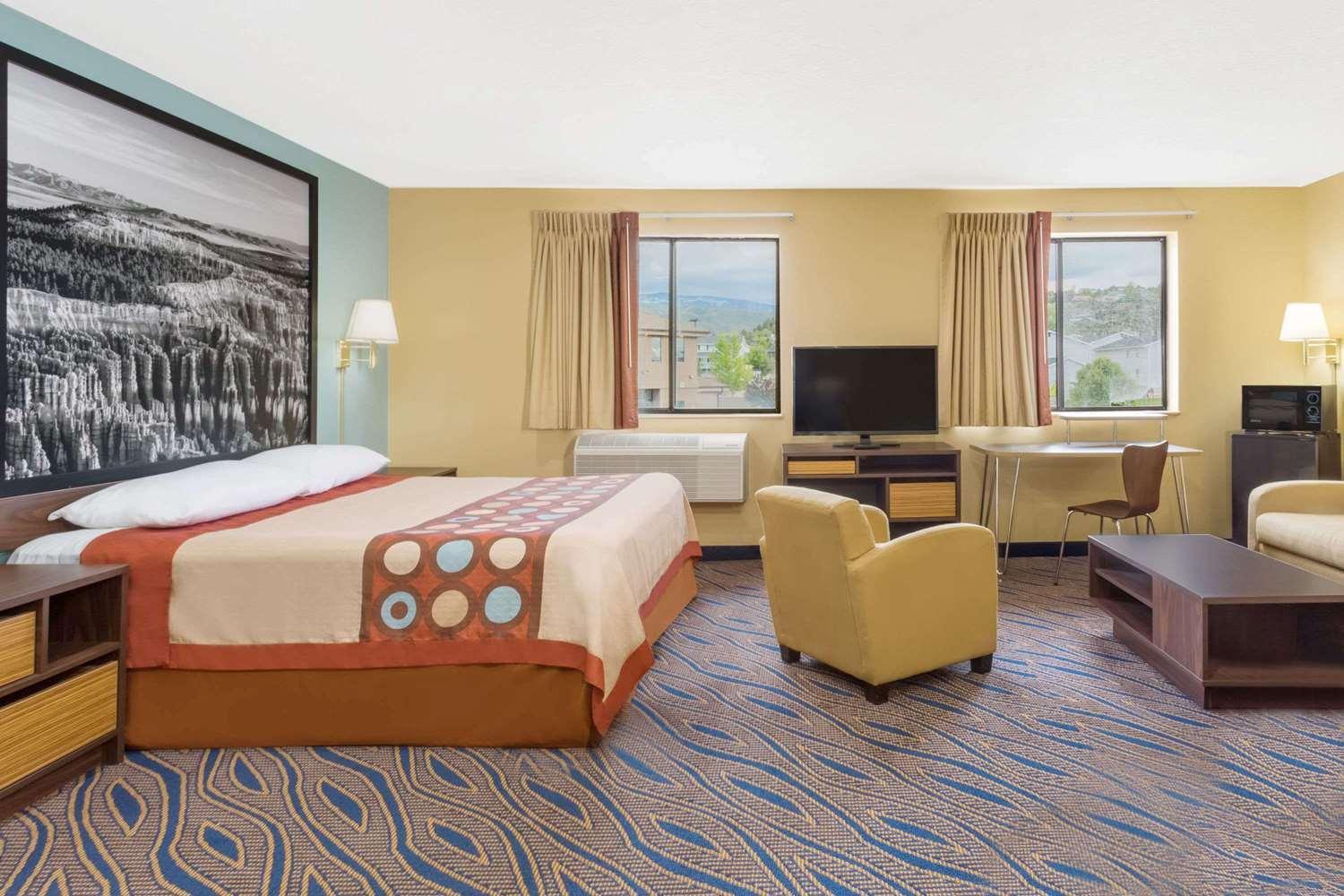 Deluxe Queen Room with Kitchenette - Non-Smoking - Photo 4