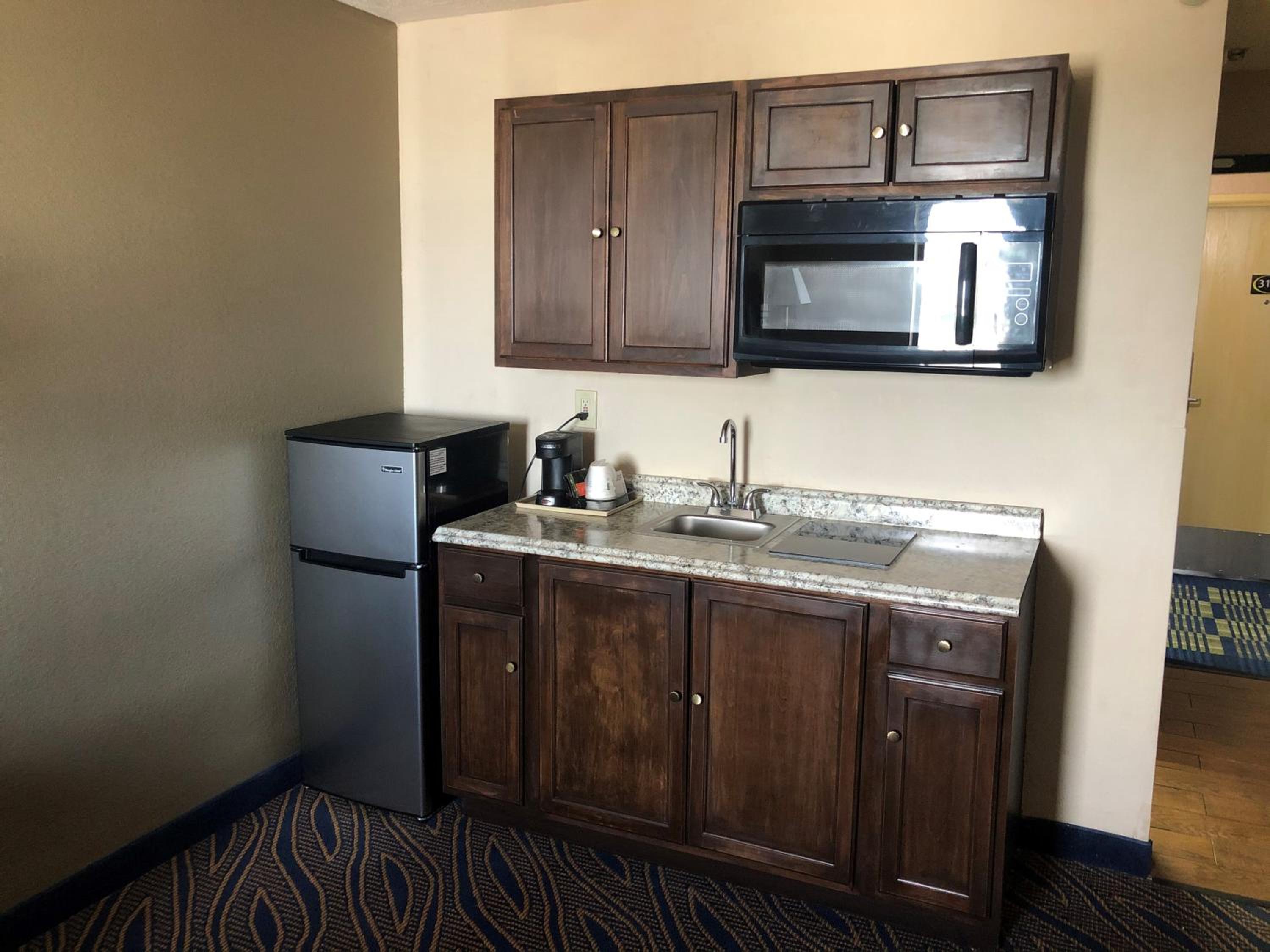 Deluxe Queen Room with Kitchenette - Non-Smoking - Photo 3