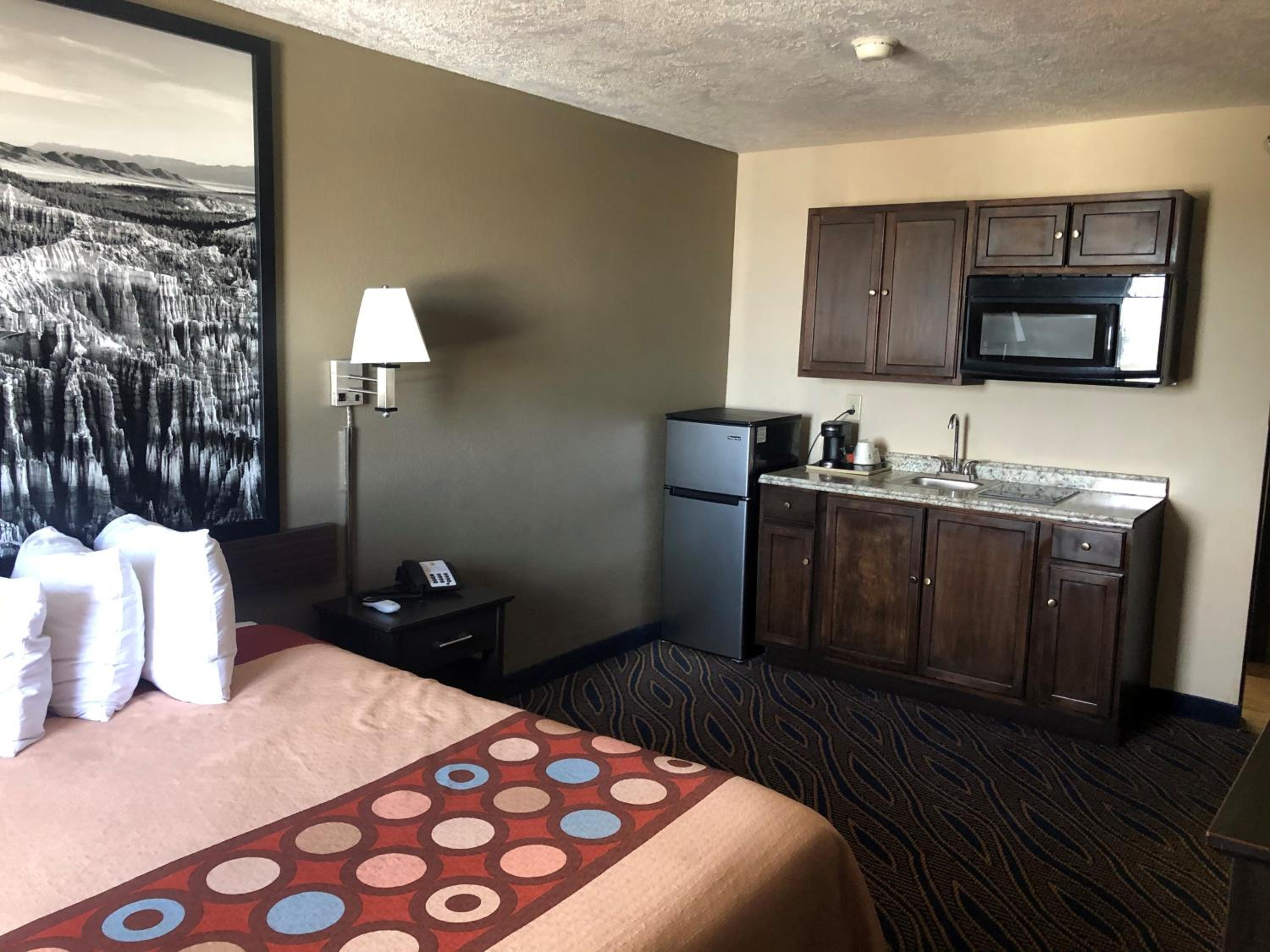 Deluxe Queen Room with Kitchenette - Non-Smoking - Photo 1