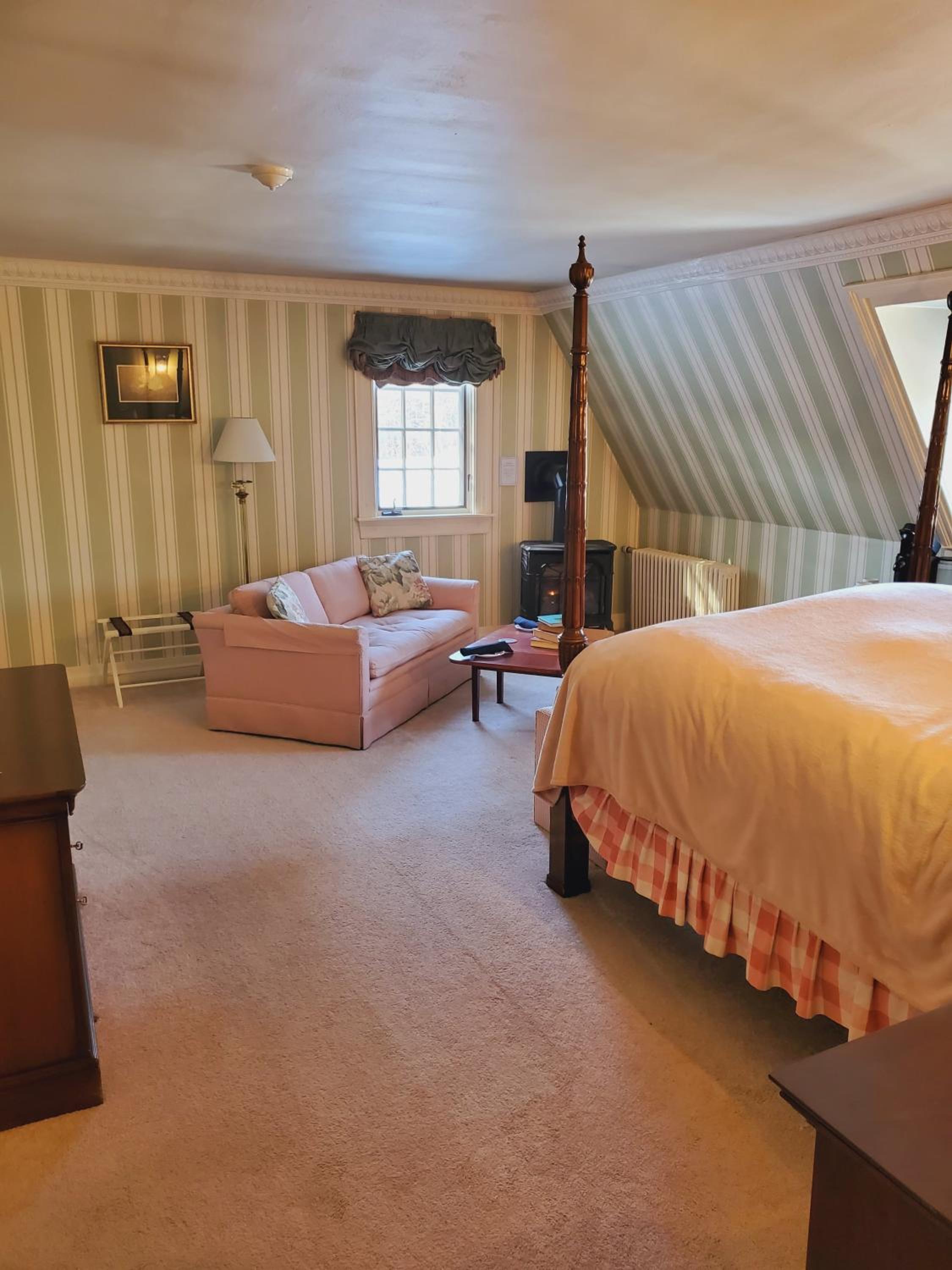 Queen Room (No Pets / Space For One Cot))