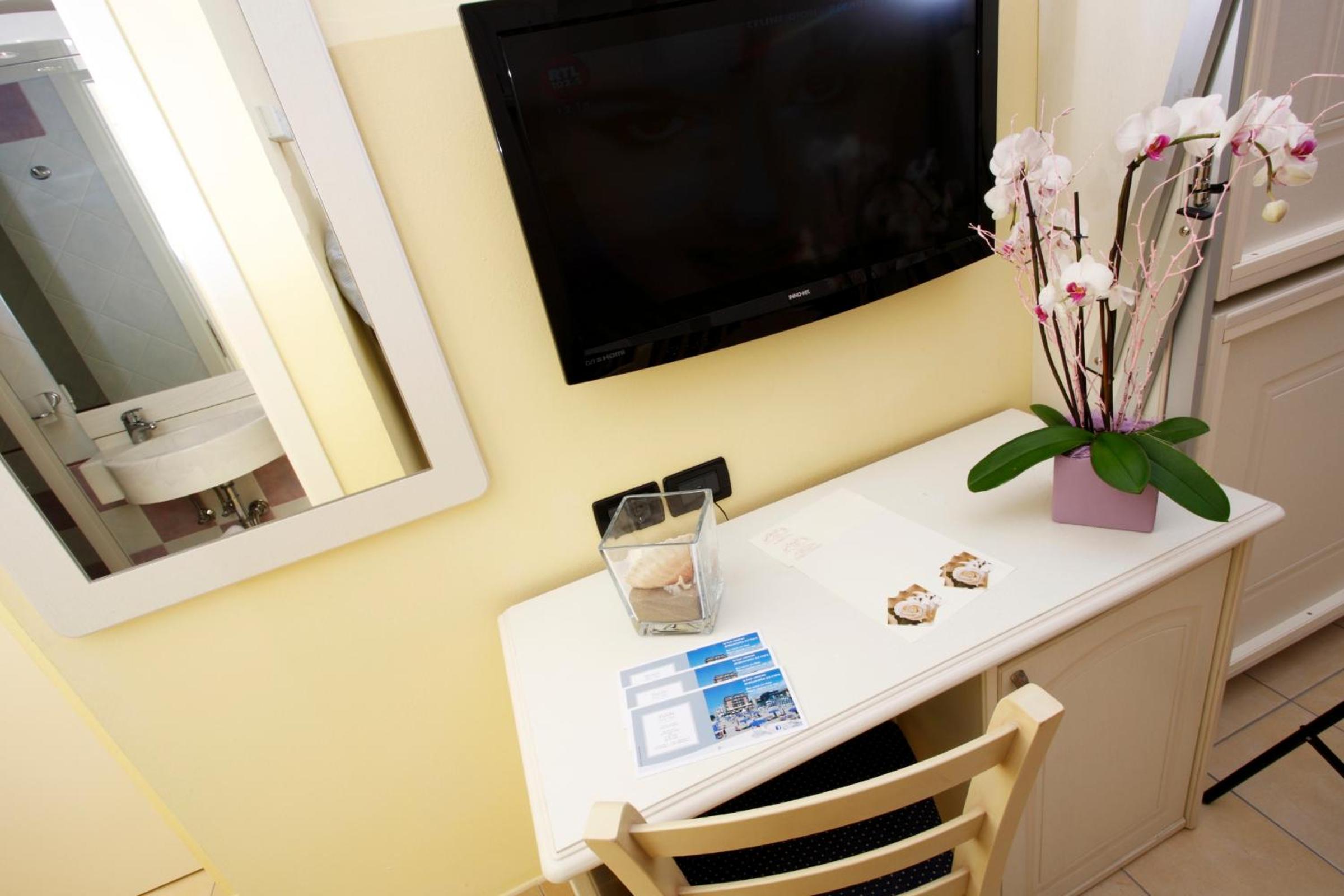 Economy Triple Room photo 3