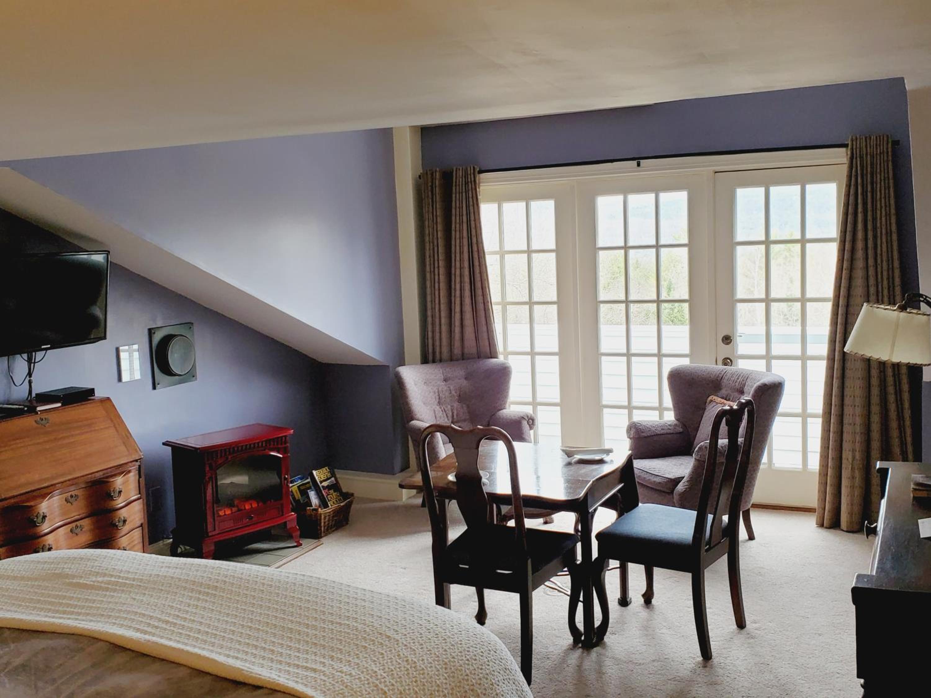 King Suite (Pet Friendly Rooms)  photo 2
