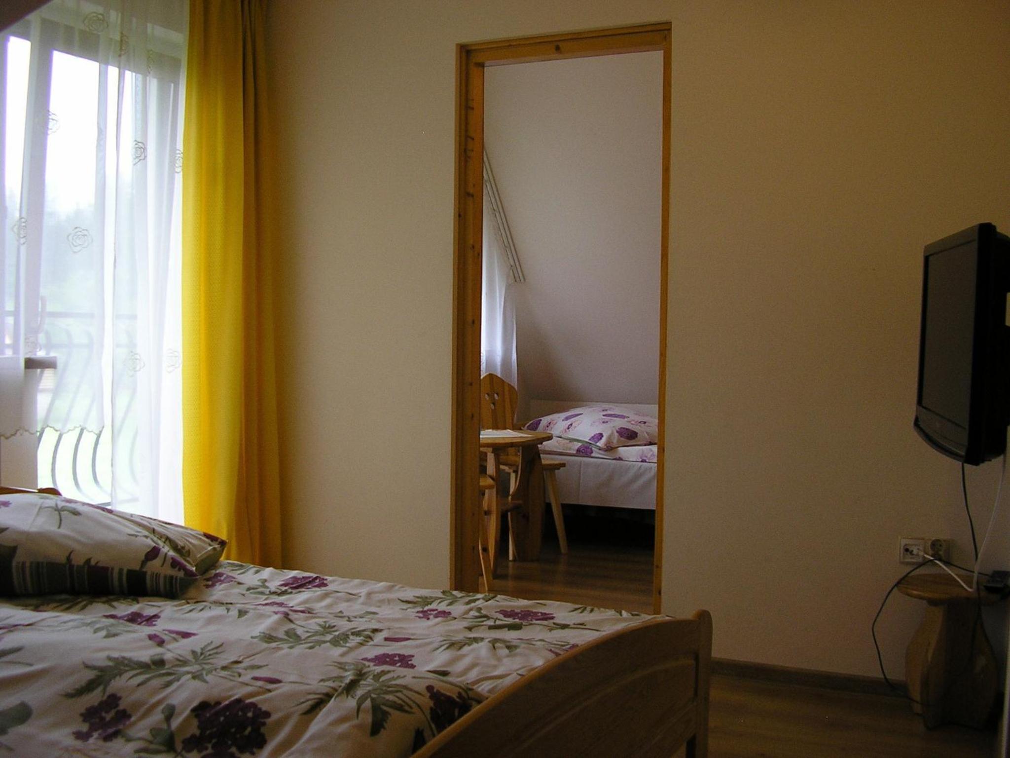 Quadruple Room with Private Bathroom and Balcony - Photo 2